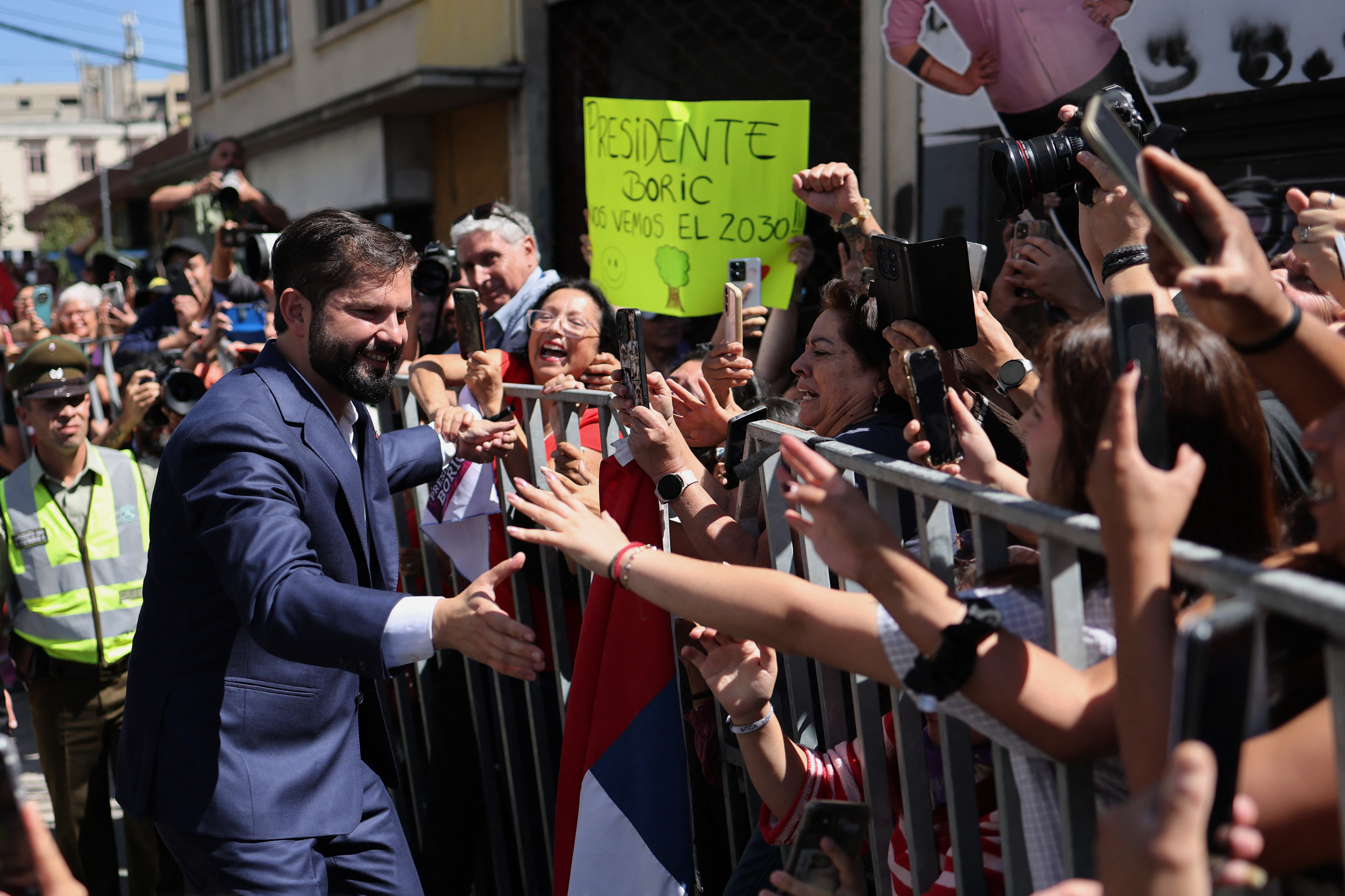 El expresidente chileno Gabriel Boric saluda a sus partidarios al salir de la ceremonia de investidura del nuevo presidente de Chile, José Antonio Kast, en el Congreso Nacional en Valparaíso, Chile, el 11 de marzo de 2026. | Fuente: Getty Images
