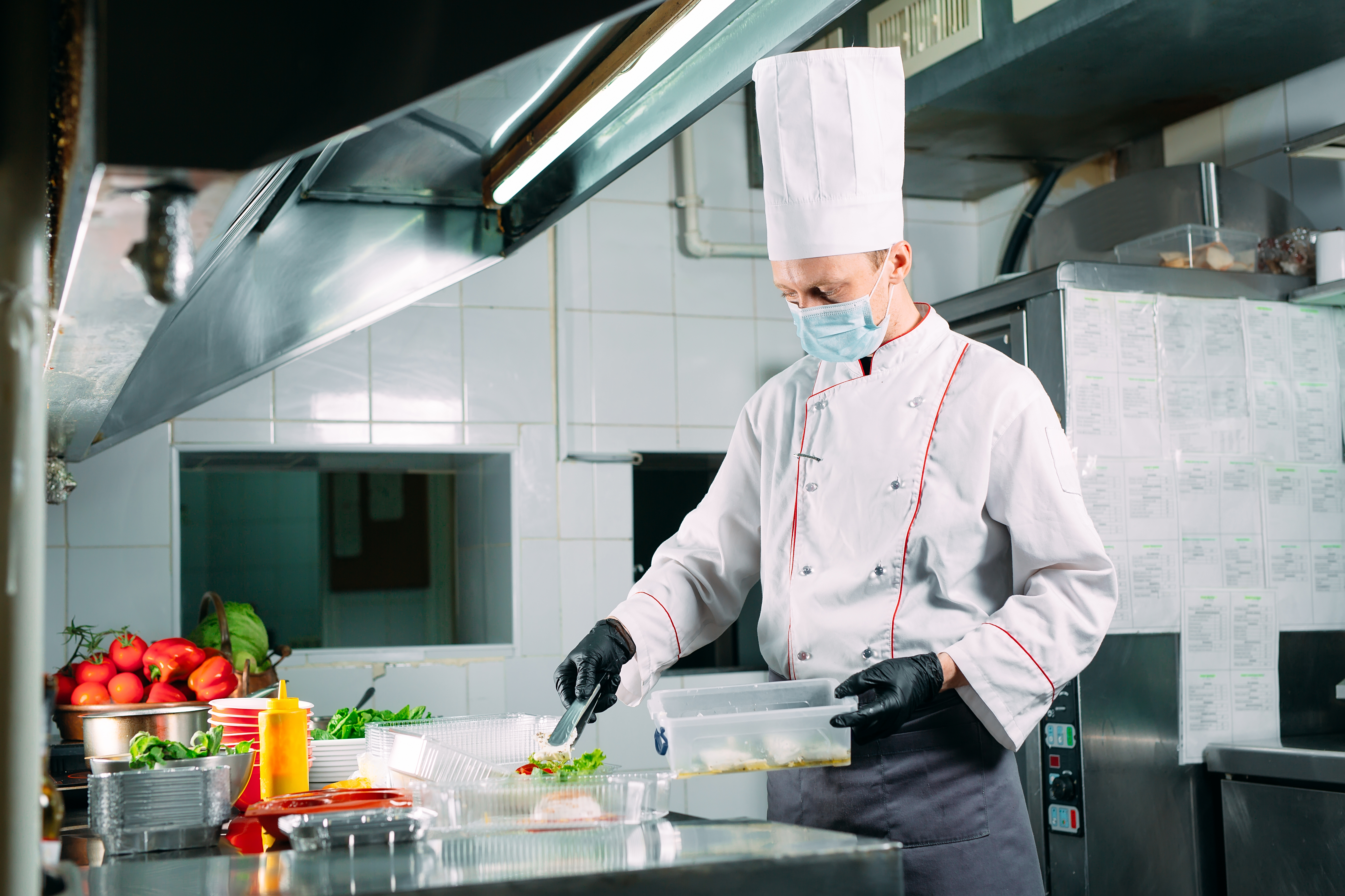 Un chef trabajando en la cocina de un restaurante | Fuente: Shutterstock