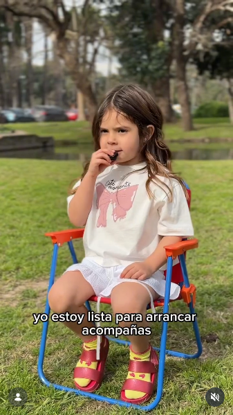 Sarah Burlando, hija de Barby Franco, durante una producción fotográfica al aire libre | Fuente: Instagram/mediasfloydok