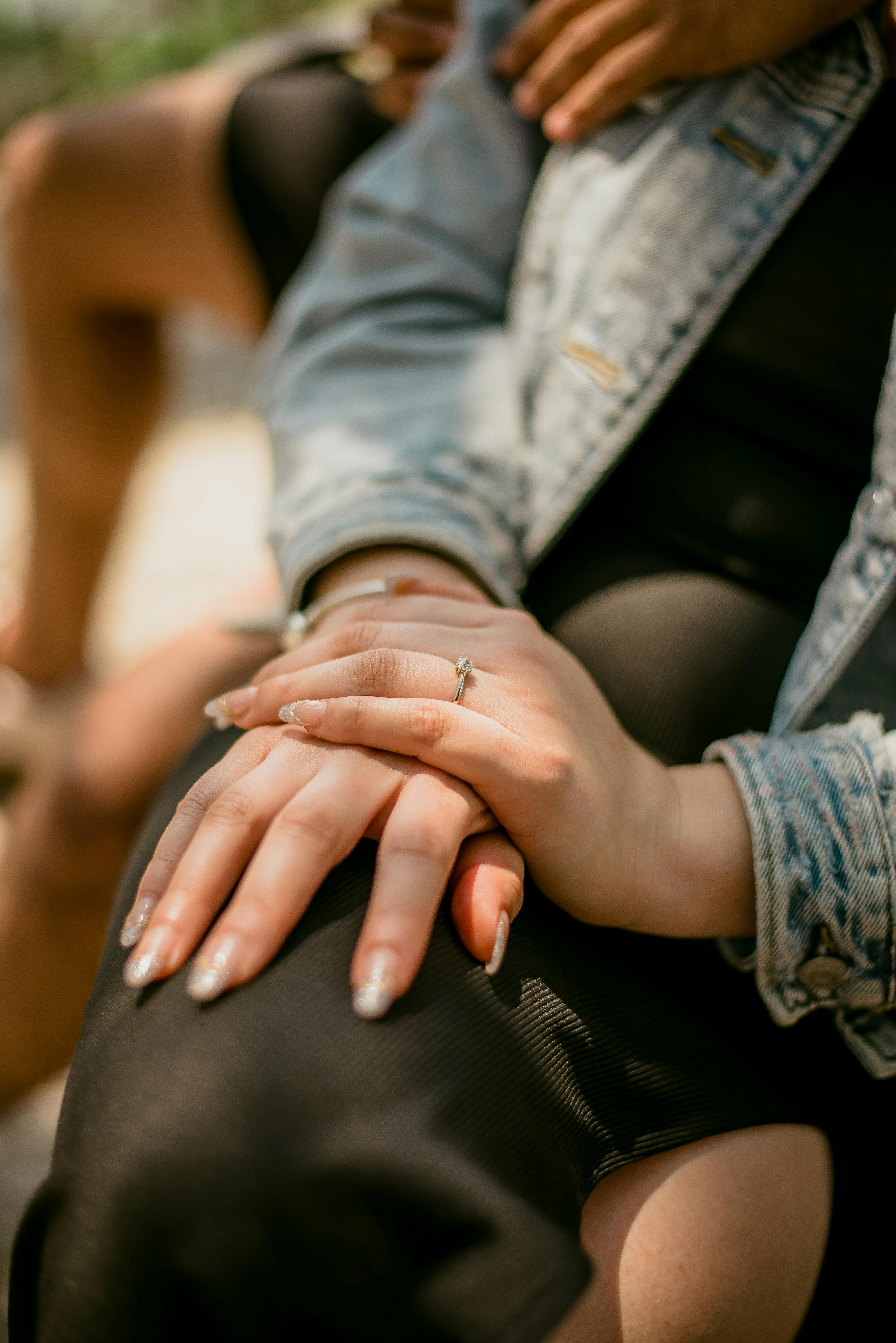 Una mujer mostrando su anillo de compromiso | Fuente: Pexels