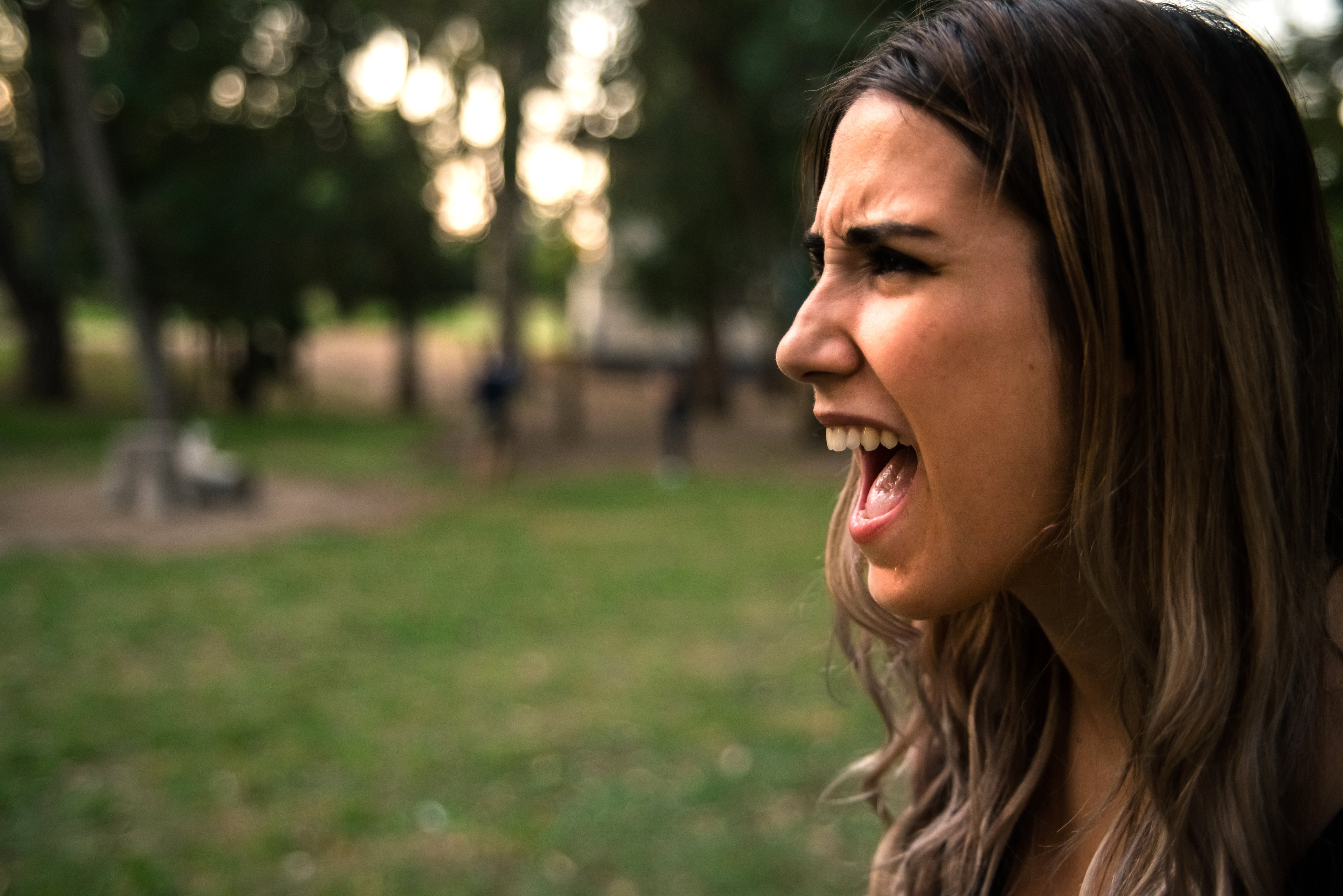 Mujer joven gritando. | Foto: Shutterstock