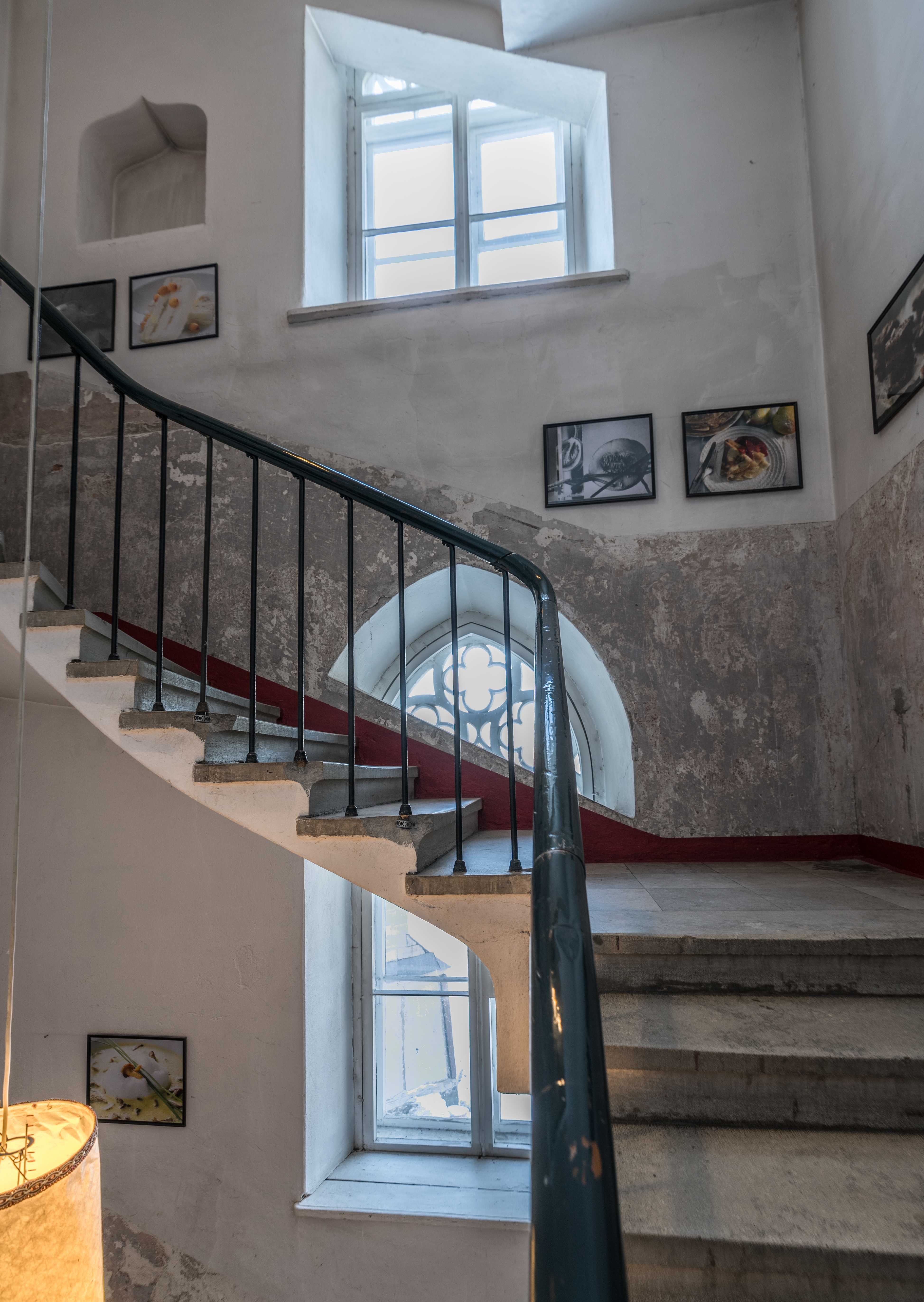 Cuadros colgados en las paredes de una escalera | Foto: Shutterstock