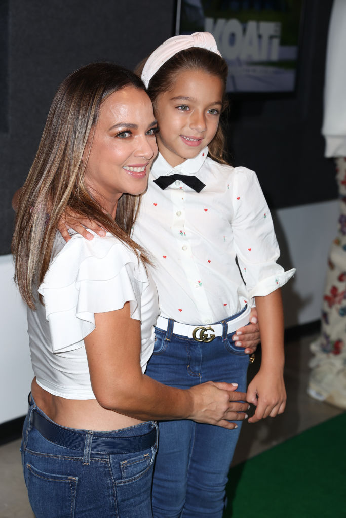 Adamari López y Alaïa Costa López llegan al estreno de "Koati" en la alfombra verde del Silverspot Cinema, en el centro de Miami, el 14 de octubre de 2021 en Miami, Florida. | Fuente: Getty Images