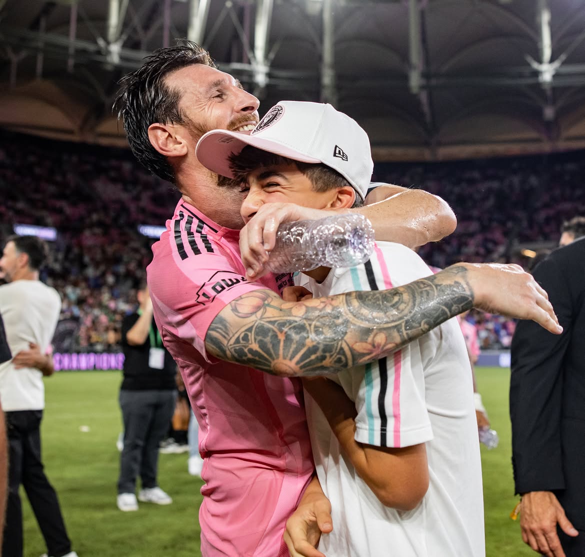 Lionel Messi abrazando a su hijo Thiago en el campo de juego tras la final de la Campeones Cup entre el Inter Miami CF y el Cruz Azul | Fuente: Instagram/leomessi