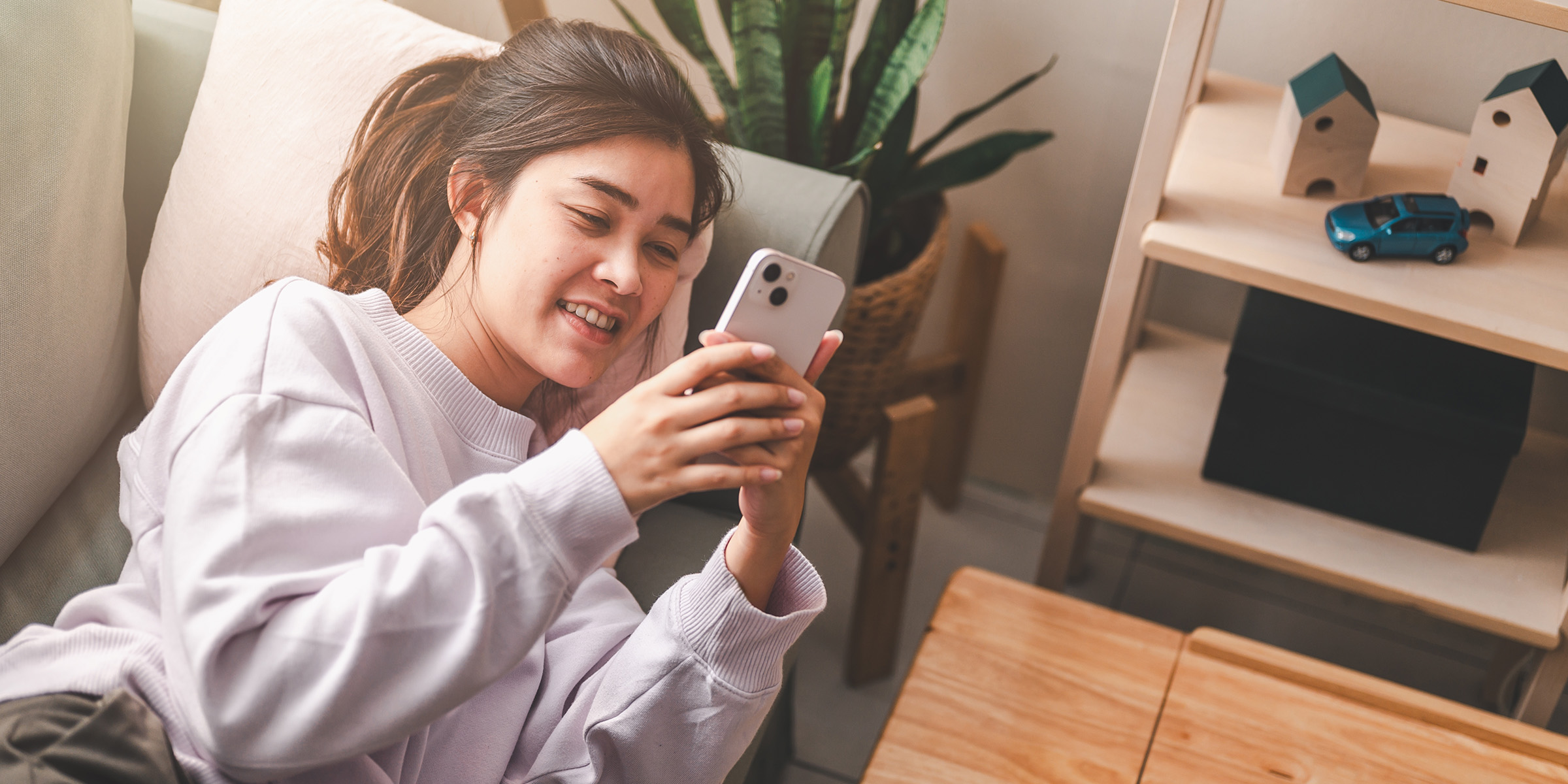 Una mujer utilizando su teléfono | Fuente: Shutterstock