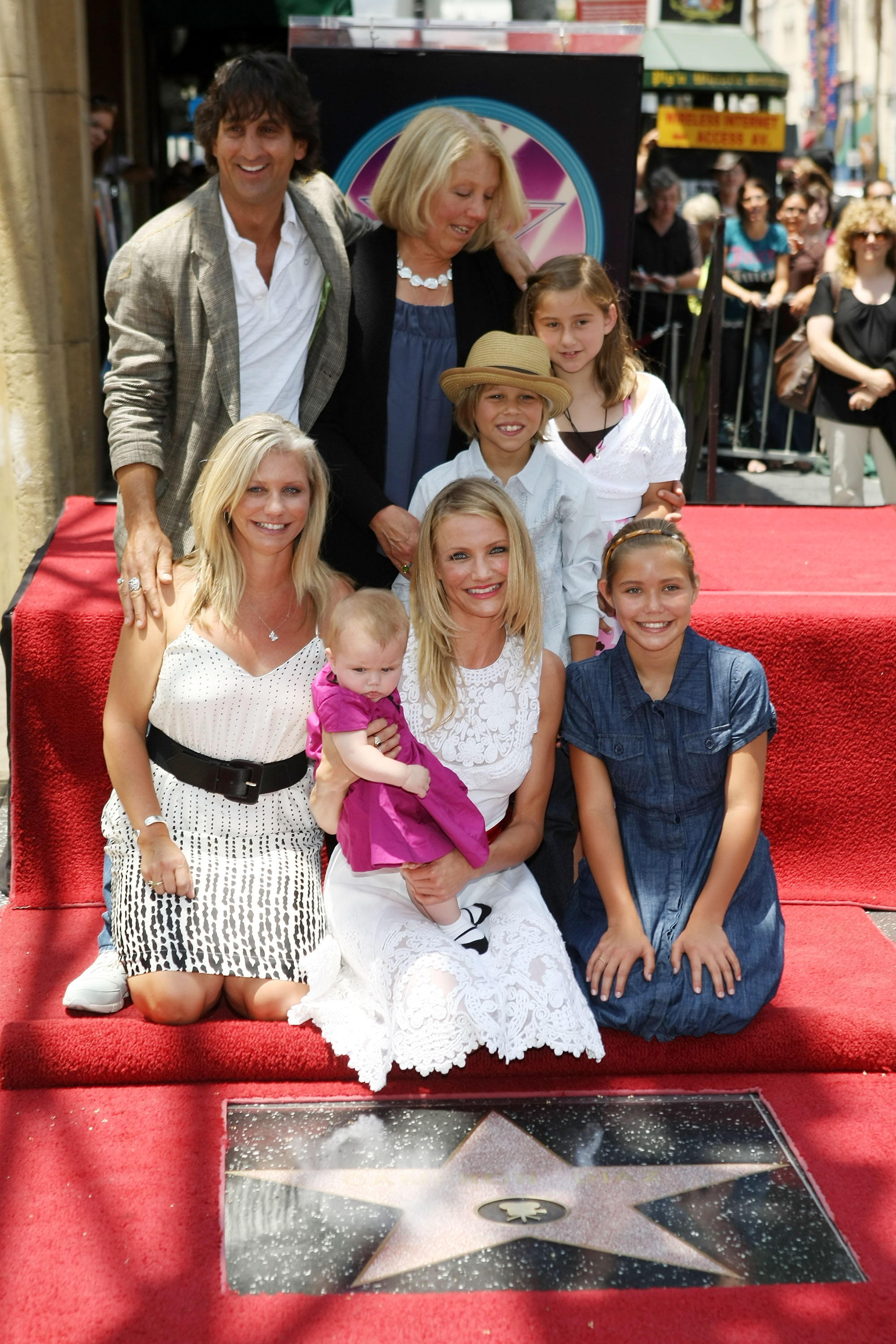 Cameron Diaz y su familia asisten a la ceremonia que la honra con una estrella en el Paseo de la Fama de Hollywood el 22 de junio de 2009 en Hollywood, California | Foto: Getty Images