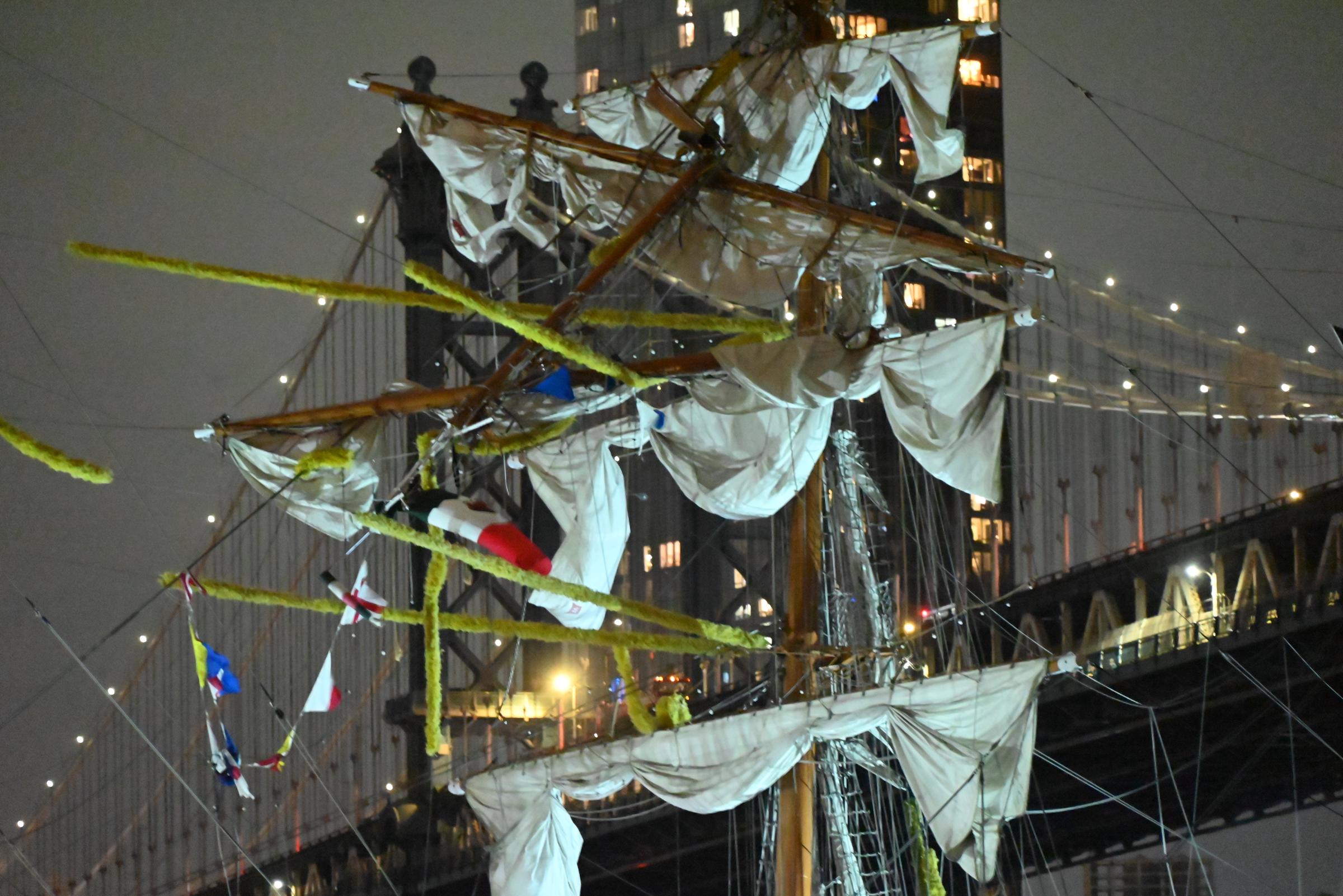 Un buque de alta potencia de la Armada Mexicana, que realiza una visita festiva a Nueva York, se estrella contra el Puente de Brooklyn en Manhattan, Nueva York, Estados Unidos, el sábado 17 de mayo de 2025. | Fuente: Getty Images.