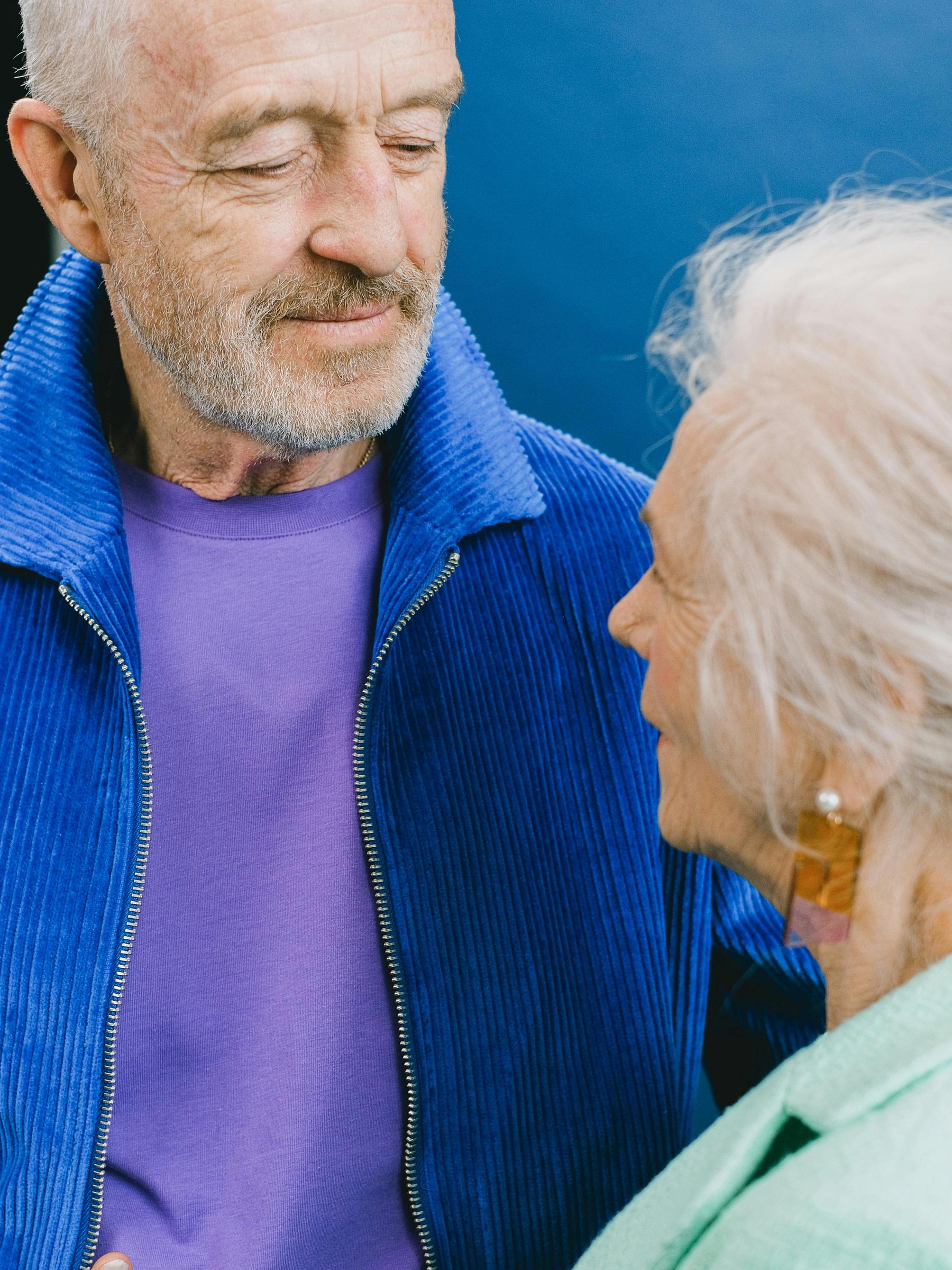 Harold y Margaret planeando su estrategia para darle una lección a Ashley | Fuente: Pexels