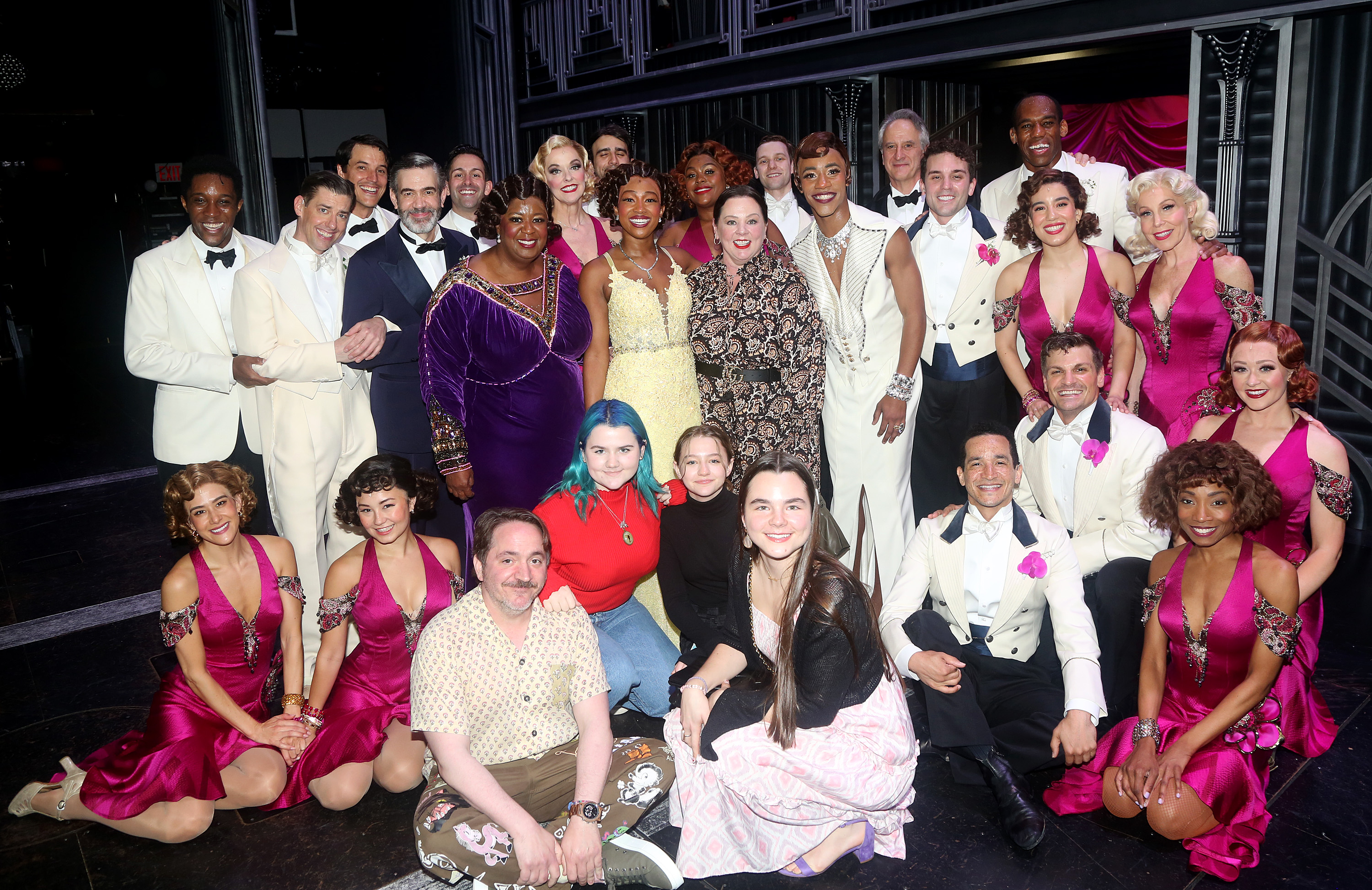 Melissa McCarthy, Ben Falcone, Vivian Falcone, Georgette Falcone posan con el reparto entre bastidores en el exitoso musical "Some Like it Hot!" en Broadway en The Shubert Theatre el 9 de julio de 2023 en Nueva York | Fuente: Getty Images