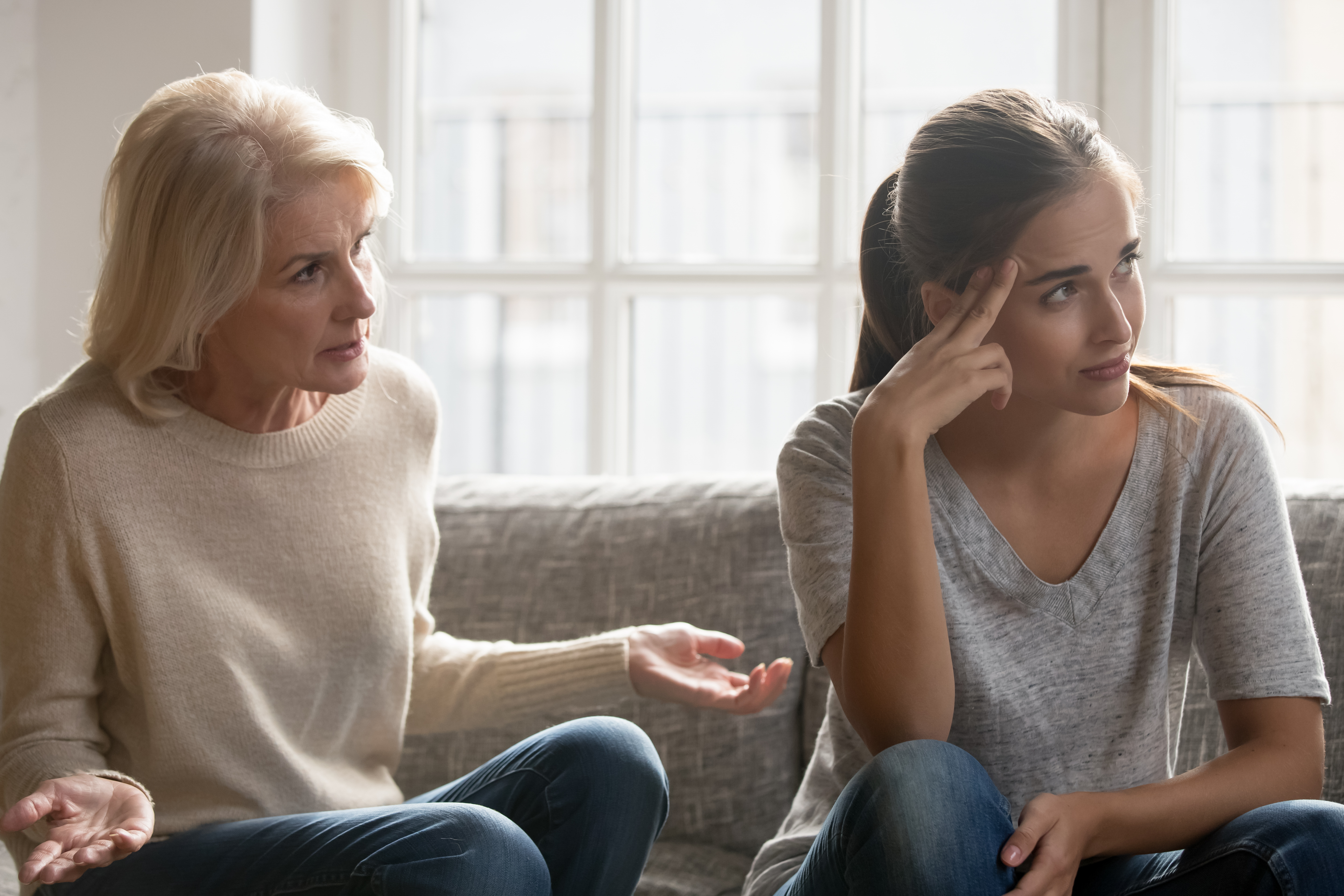 Hija enfadada ignorando a su madre tras una pelea | Fuente: Shutterstock