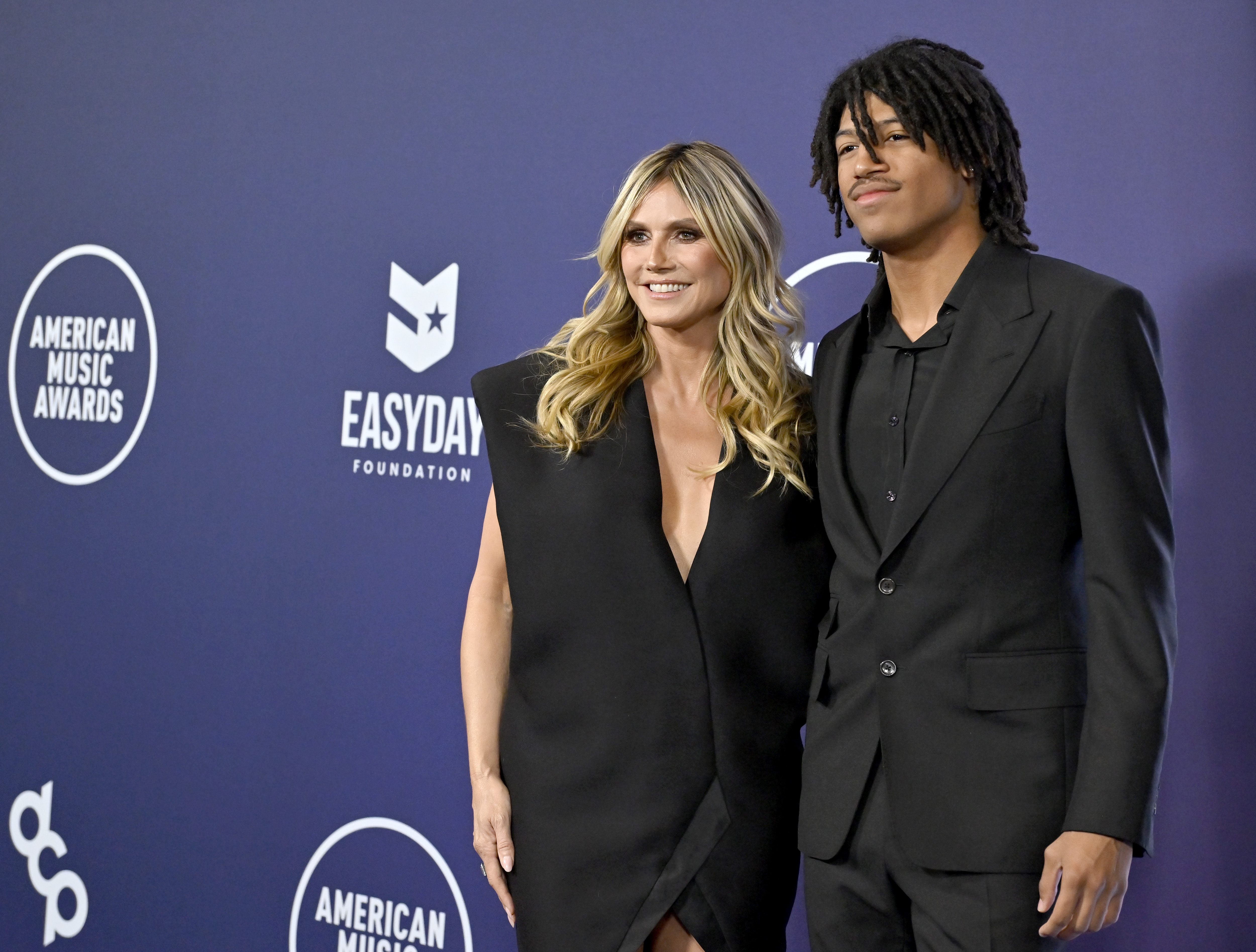 Heidi Klum y Henry Samuel posan en la 51ª edición de los American Music Awards el 26 de mayo de 2025, en Las Vegas, Nevada. | Fuente: Getty Images