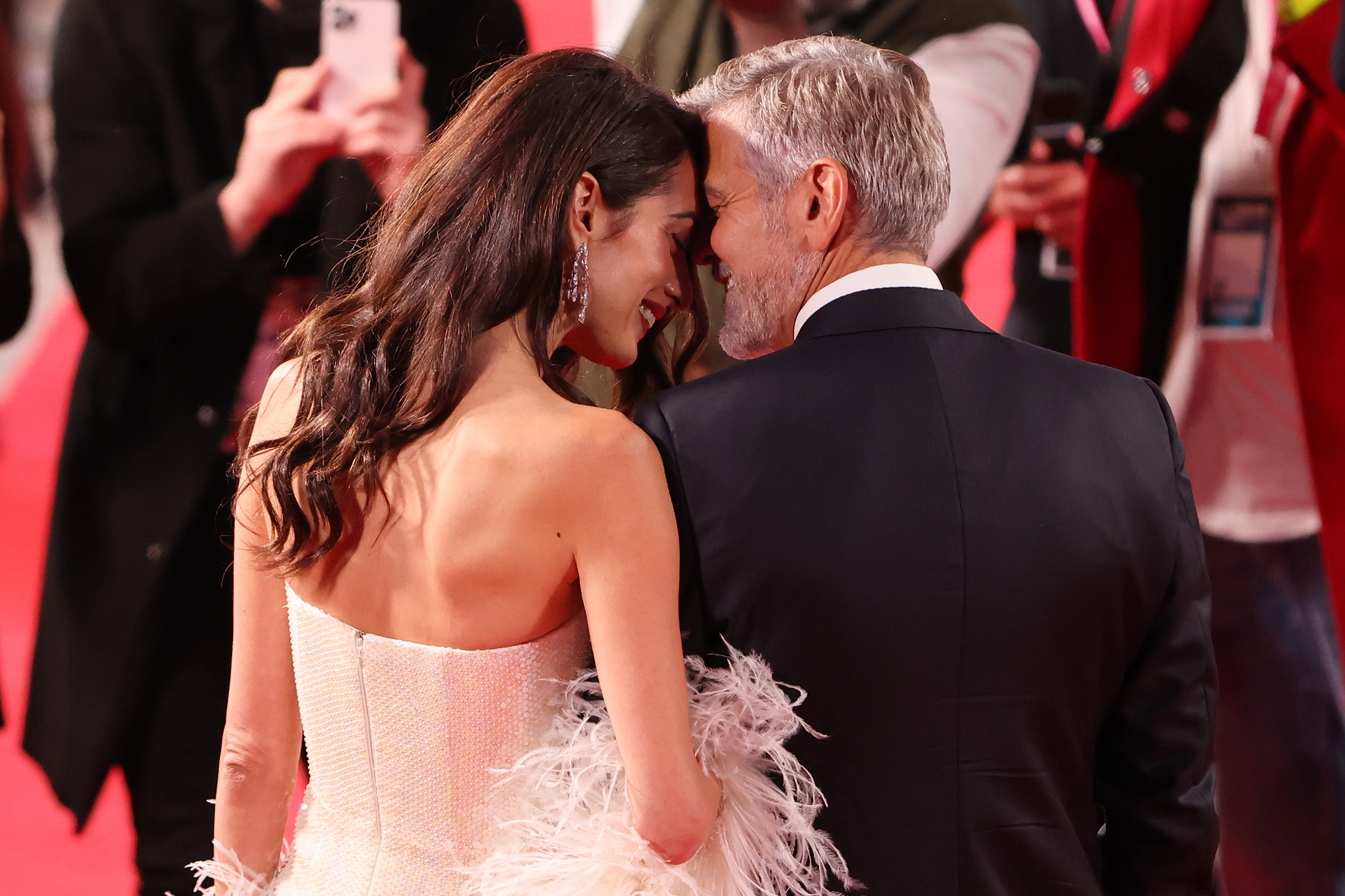 Amal y George Clooney en el estreno de "The Tender Bar" durante la 65ª edición del BFI London Film Festival en Londres, Inglaterra, el 10 de octubre de 2021 | Fuente: Getty Images