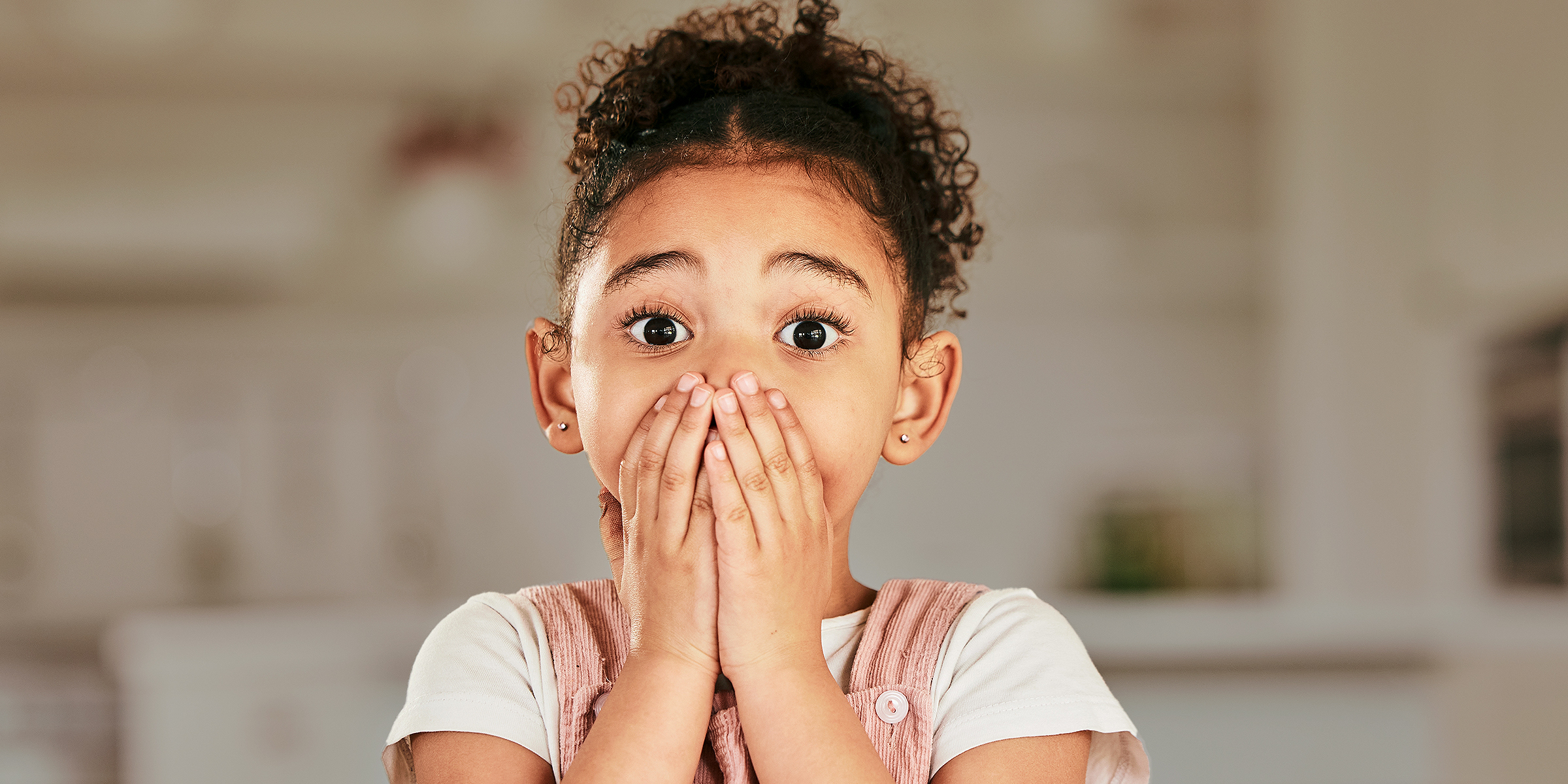 Una chica tapándose la boca | Fuente: Shutterstock