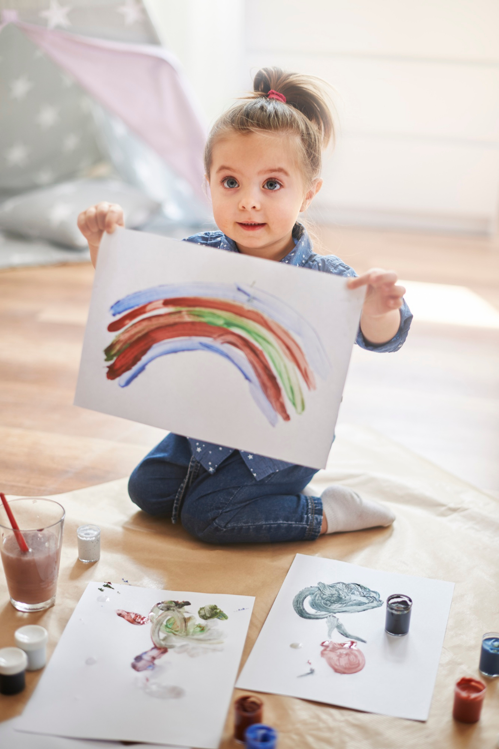 Una niña presumiendo de dibujo | Fuente: Freepik