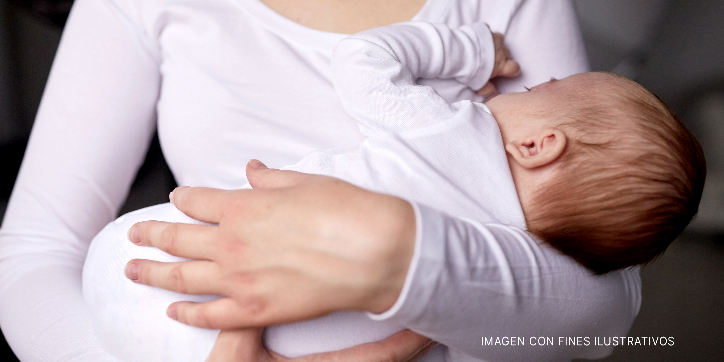 Una mujer con un bebé recién nacido en brazos | Foto: Shutterstock