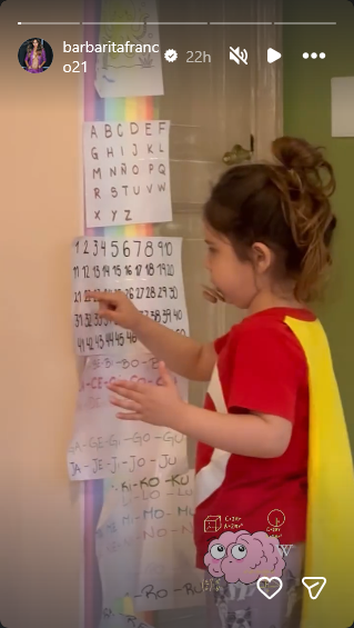 Sarah Burlando en su habitación jugando con un educativo cartel con números que le instaló su mamá | Fuente: Instagram Stories/barbaritafranco21