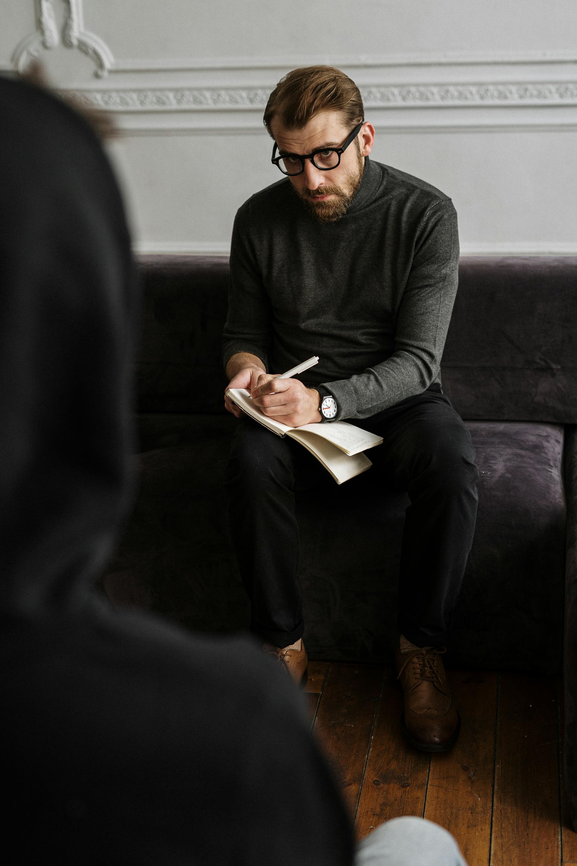 Un consejero en sesión | Fuente: Pexels