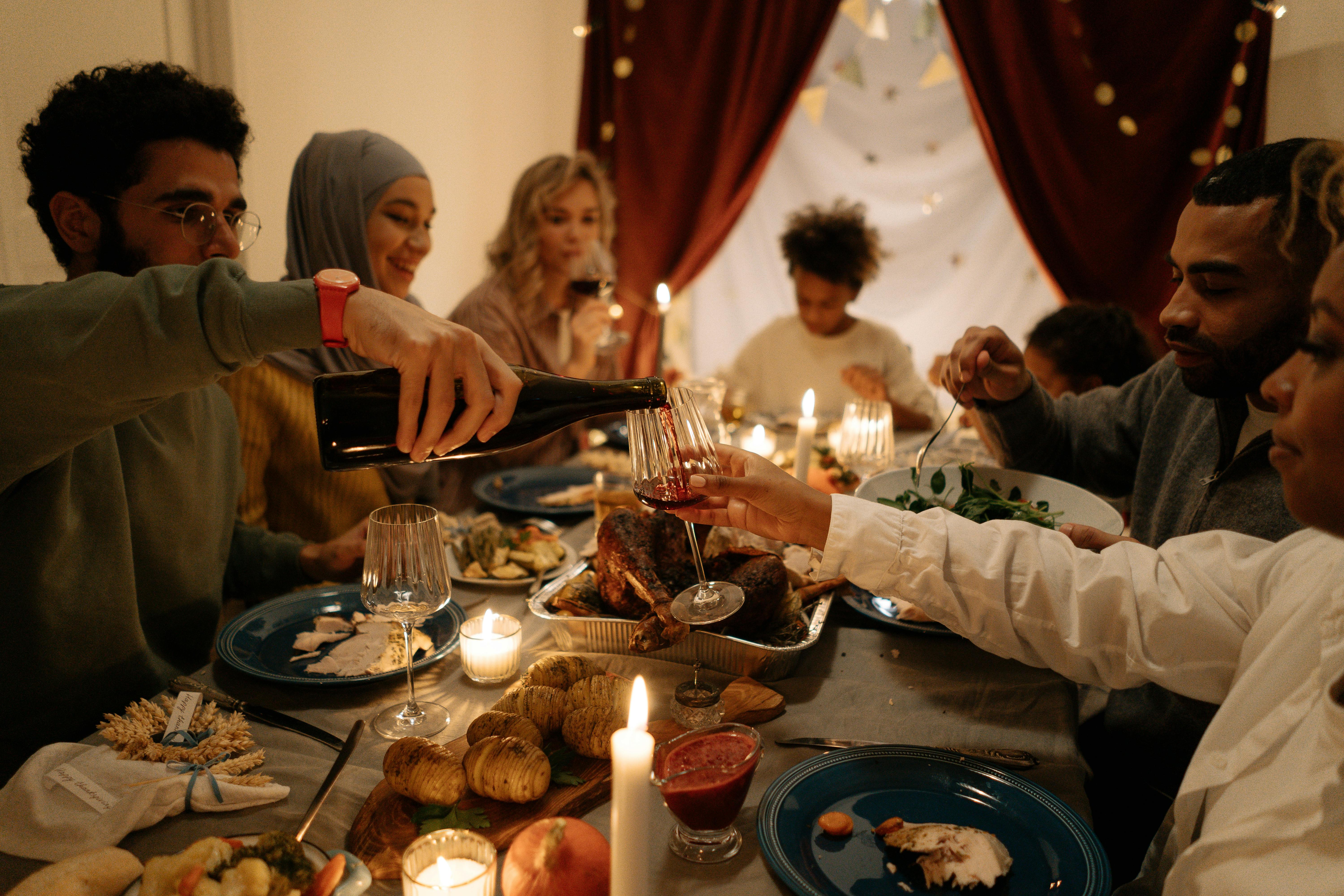 Familia sentada alrededor de una mesa | Fuente: Pexels