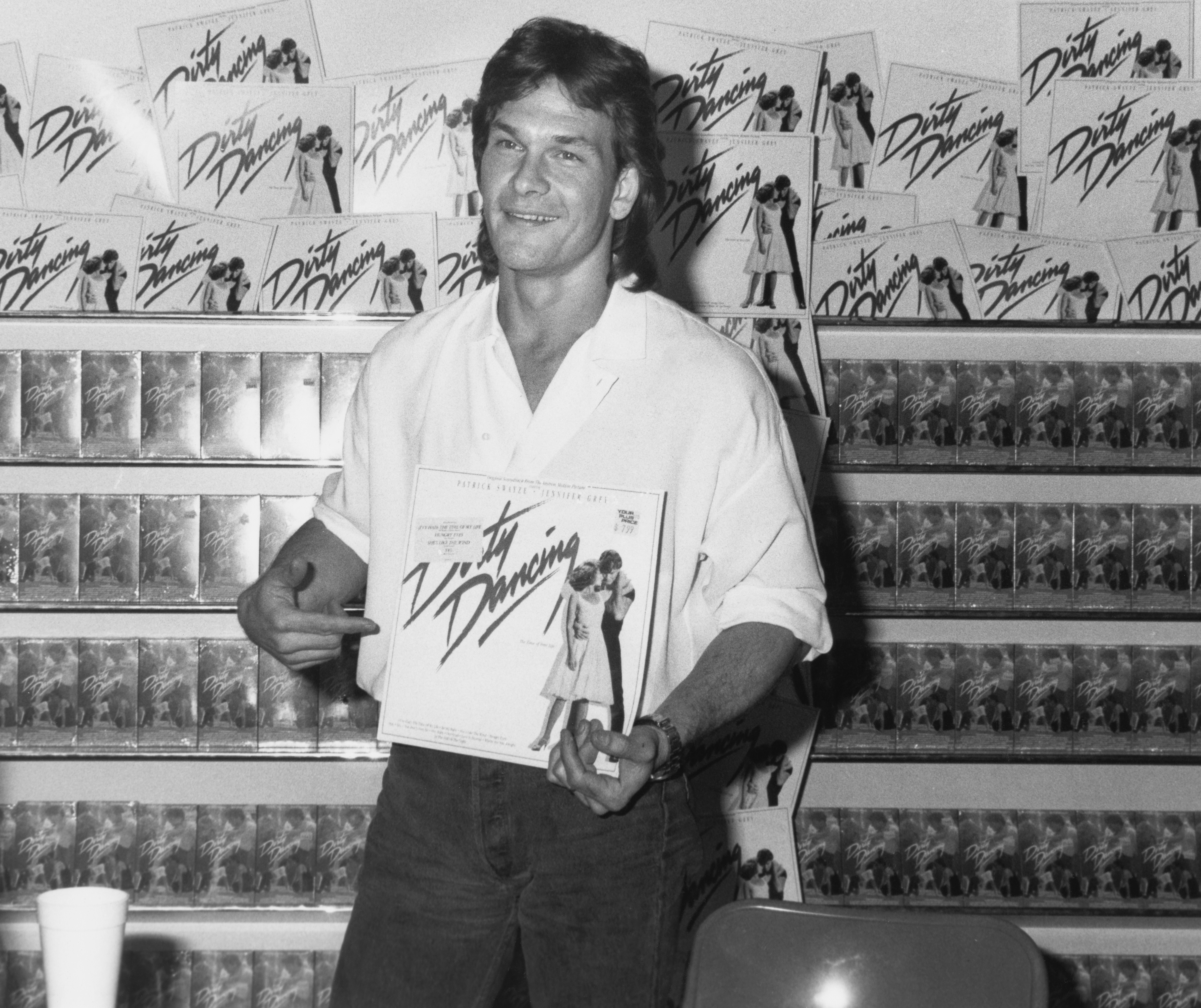 Patrick Swayze asiste a un acto promocional en el que firmó copias de la banda sonora de "Dirty Dancing", en una tienda de discos de Los Ángeles, California, 1988 | Foto: Getty Images