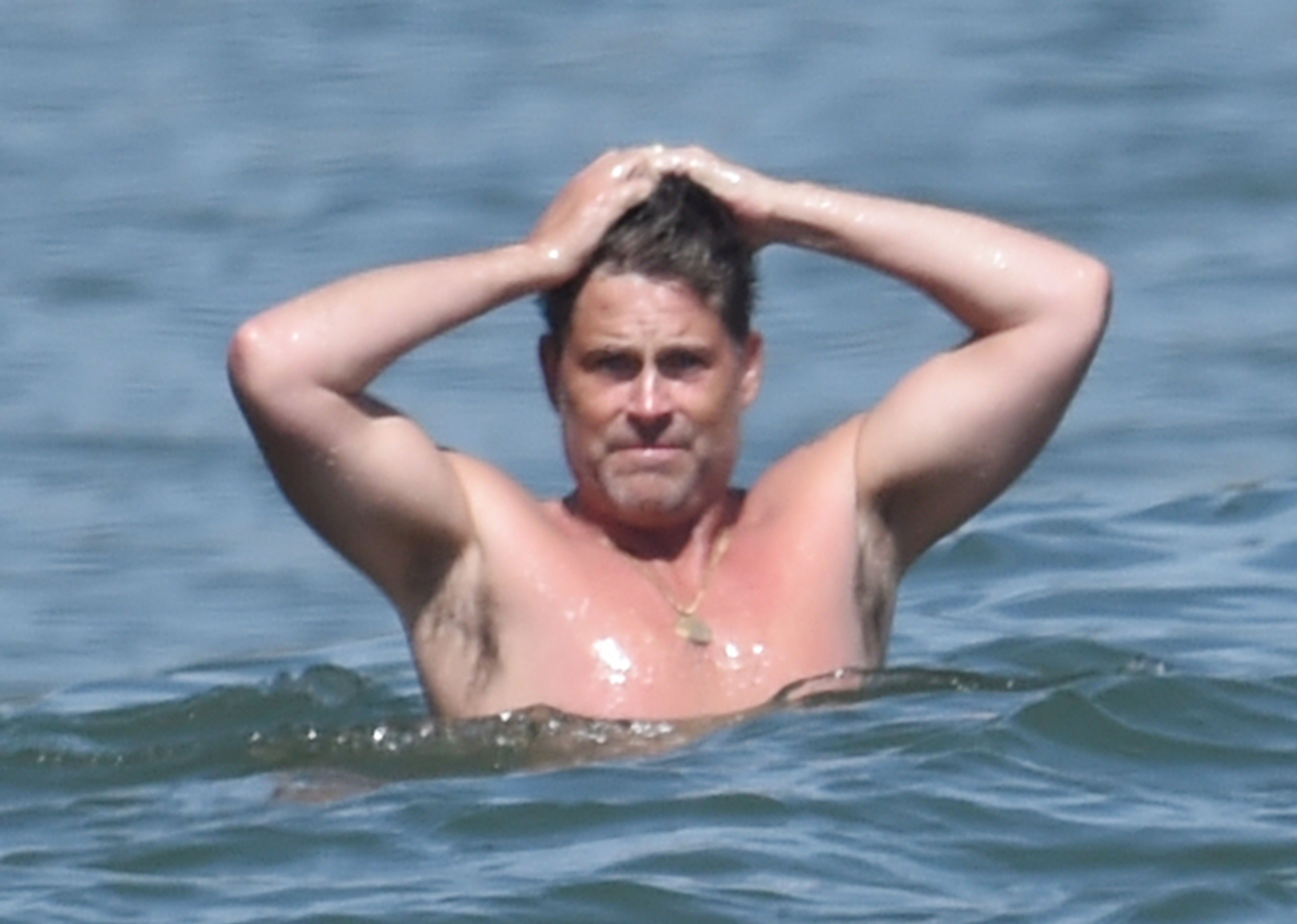 Rob Lowe en la playa de Santa Barbara, California, el 3 de abril de 2021 | Fuente: Getty Images