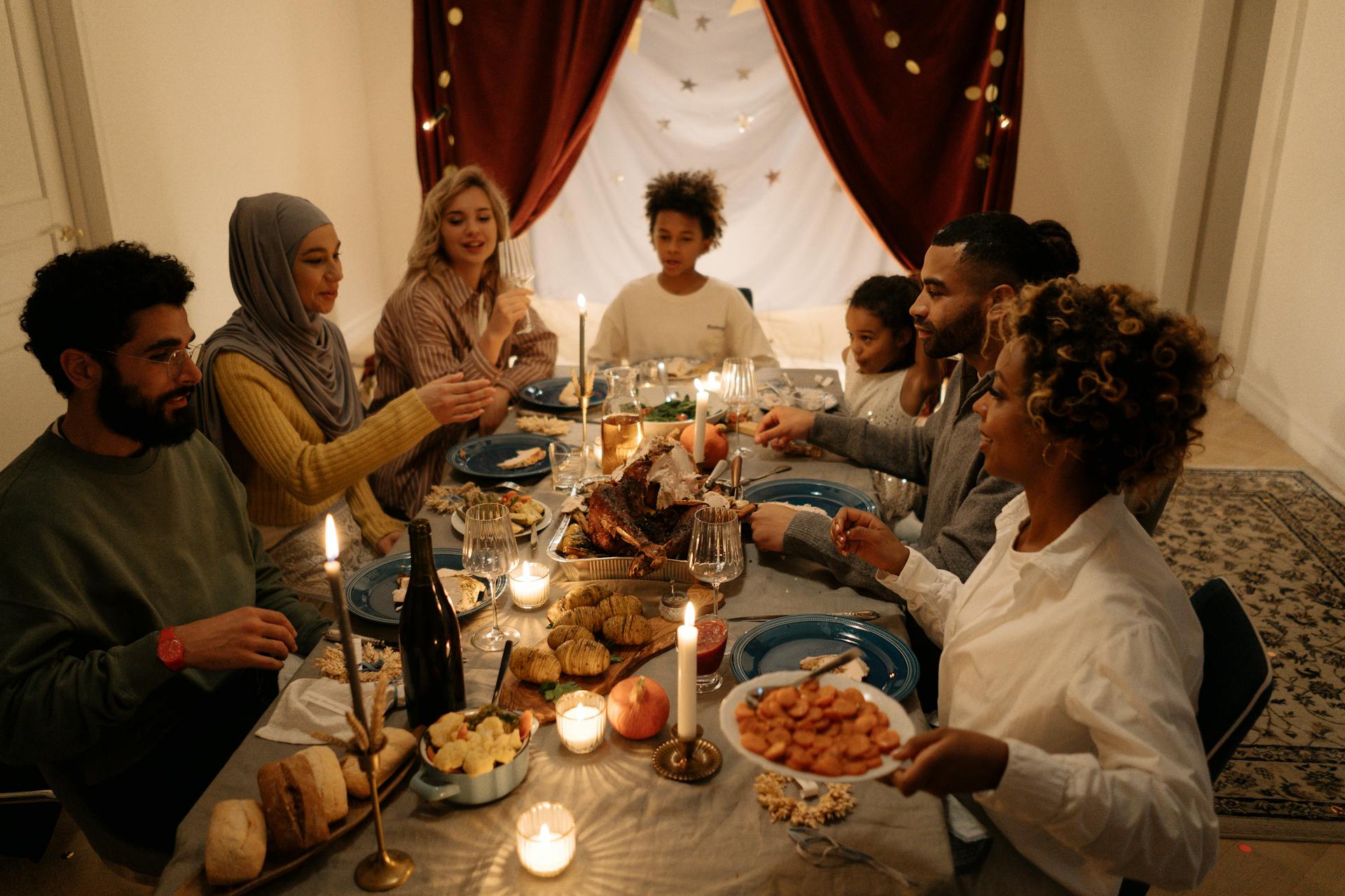 Una familia reunida para cenar | Fuente: Pexels