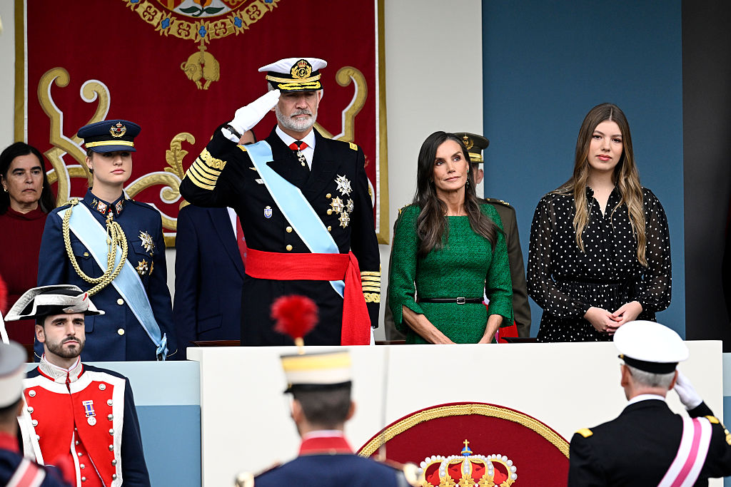 La princesa heredera Leonor de España, el rey Felipe VI de España, la reina Letizia de España y la infanta Sofía de España asisten al desfile militar del Día de la Hispanidad el 12 de octubre de 2025 en Madrid, España. | Fuente: Getty Images