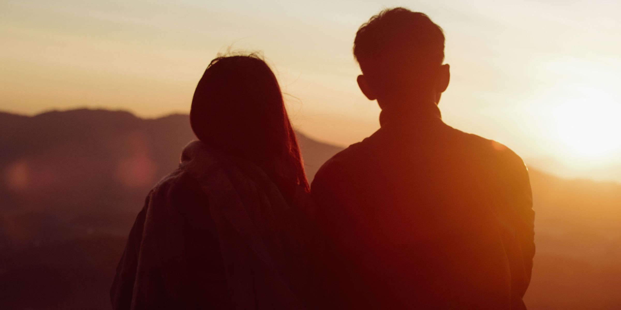 Una pareja contemplando la puesta de sol | Fuente: Pexels