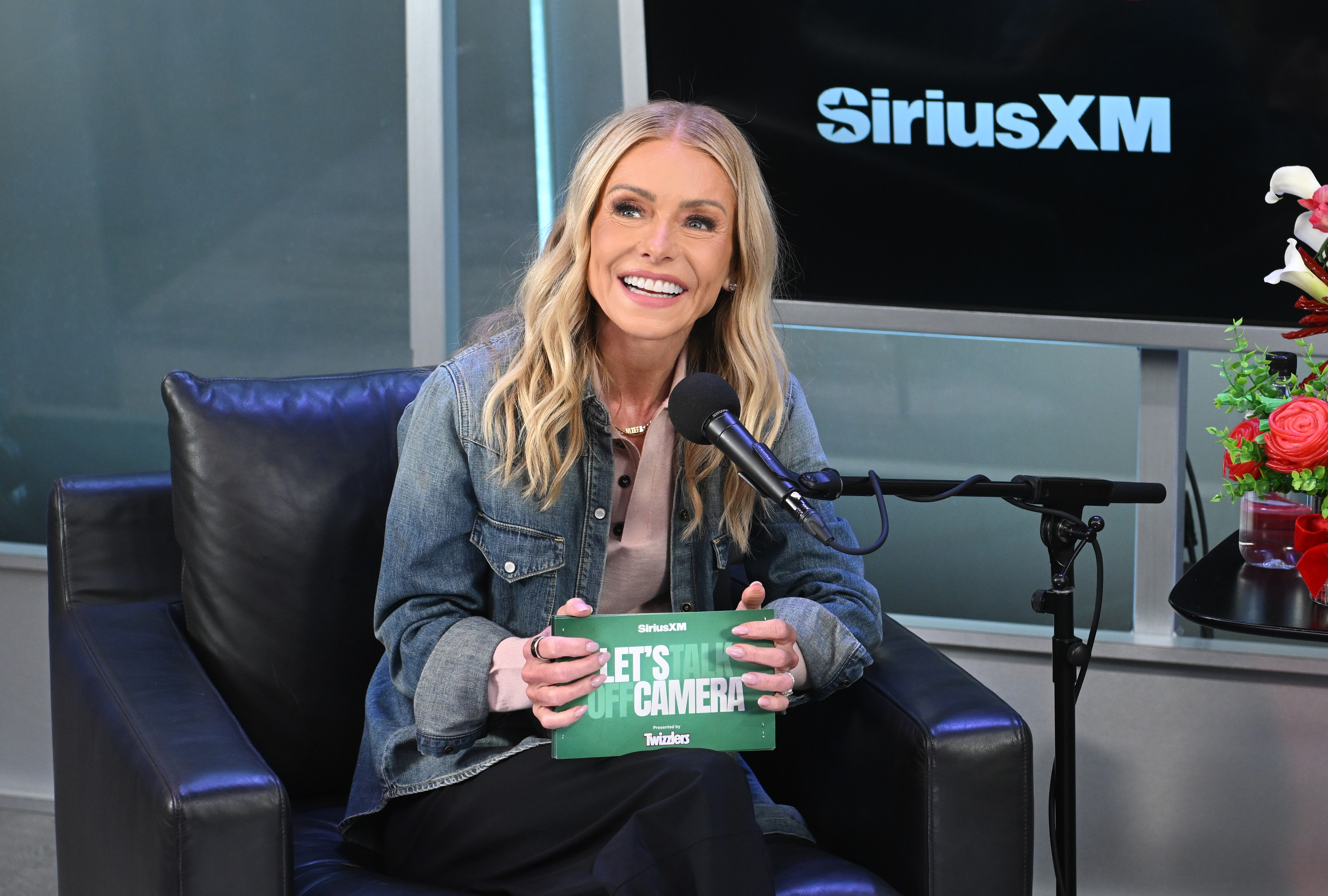 Kelly Ripa lleva décadas delante de las cámaras de televisión, donde se fija en cada detalle de su aspecto, incluidas las raíces canosas que a veces tiene que disimular antes de un programa. | Fuente: Getty Images