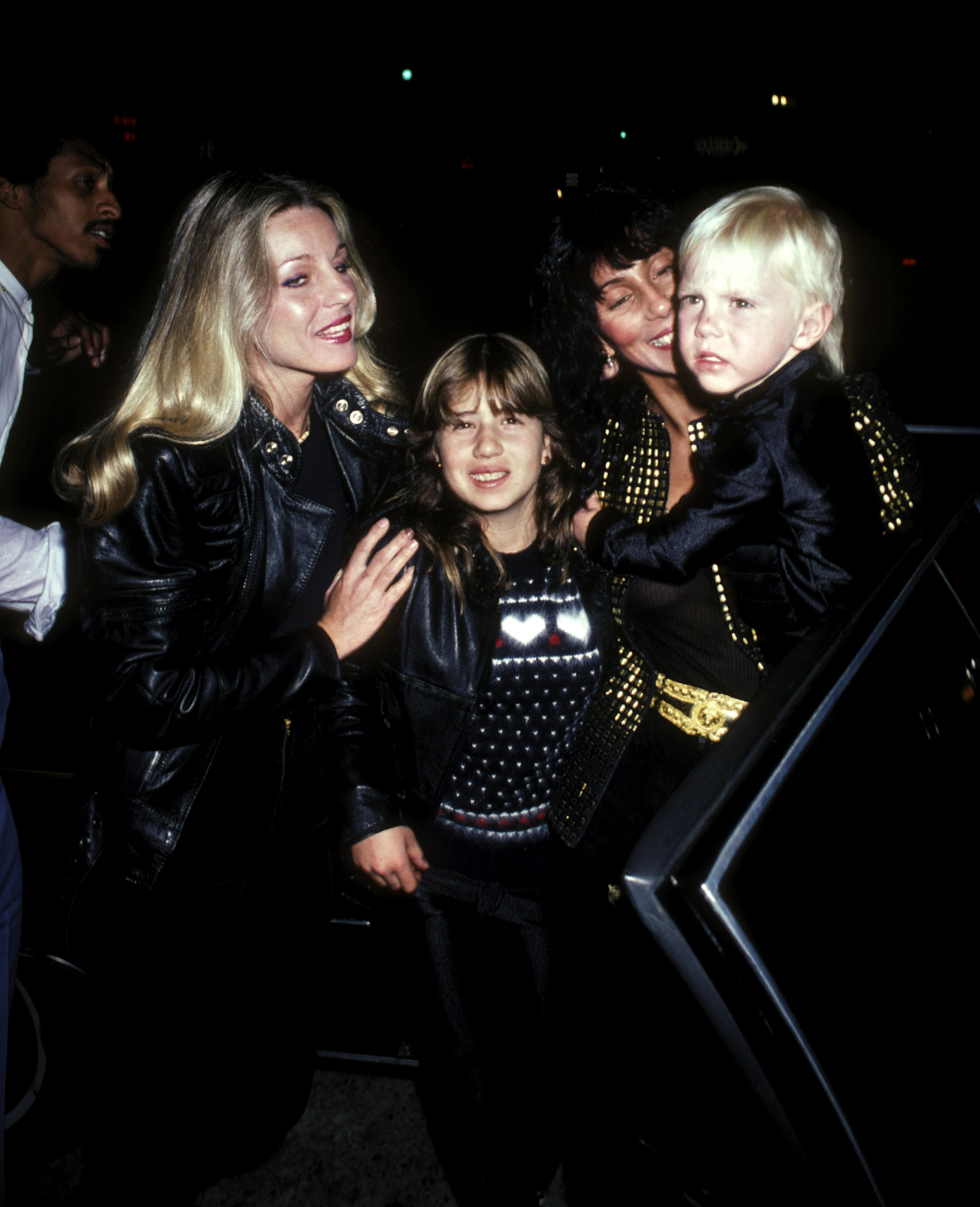Cher, su hija Chastity Bono, su hijo Elijah Blue Allman y su hermana Georgianne LaPierre asisten a la función de la noche de estreno de "The Rocky Horror Picture Show" el 24 de febrero de 1981 | Fuente: Getty Images