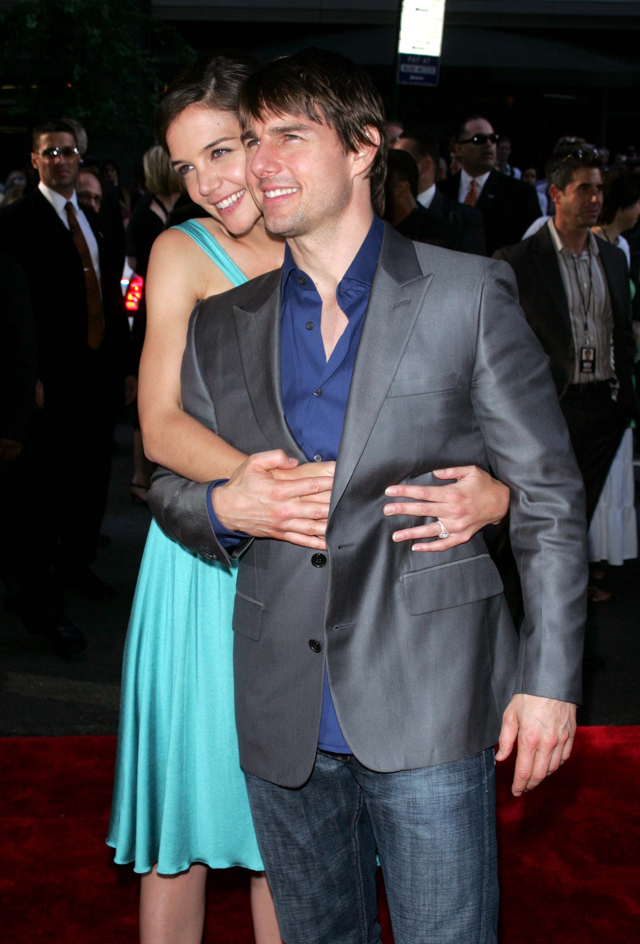 Katie Holmes y Tom Cruise durante el estreno de 'War of the Worlds'' en Nueva York, el 23 de junio de 2005 | Foto: Getty Images