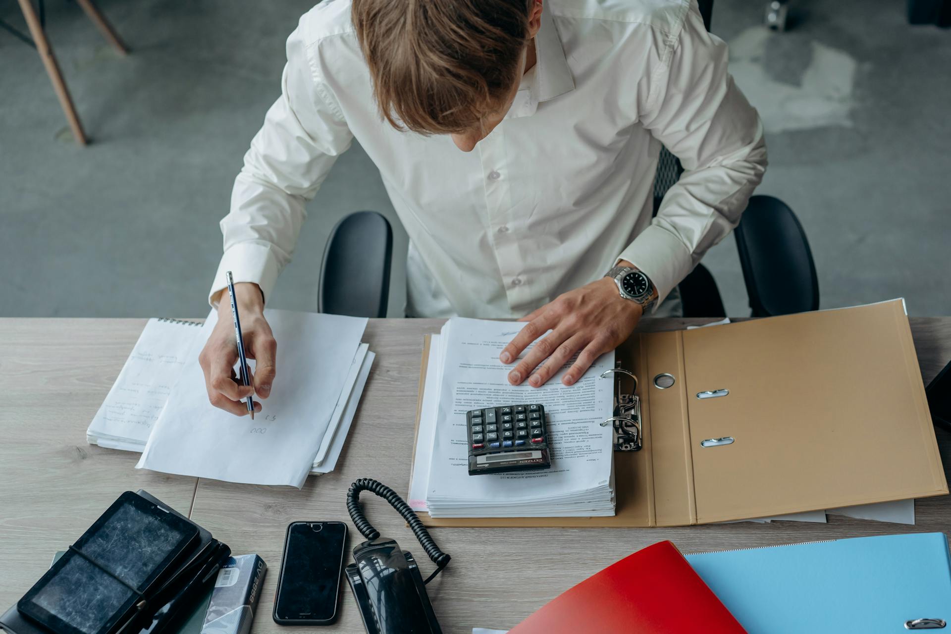 Un hombre trabajando en la oficina | Fuente: Pexels
