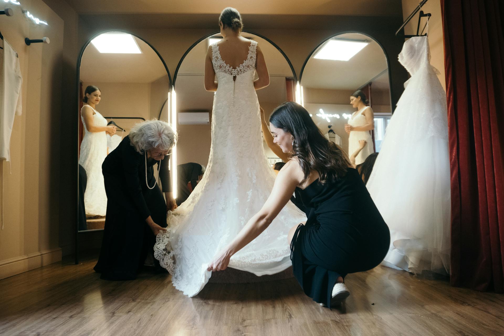 Una futura novia probándose su vestido de novia | Fuente: Pexels