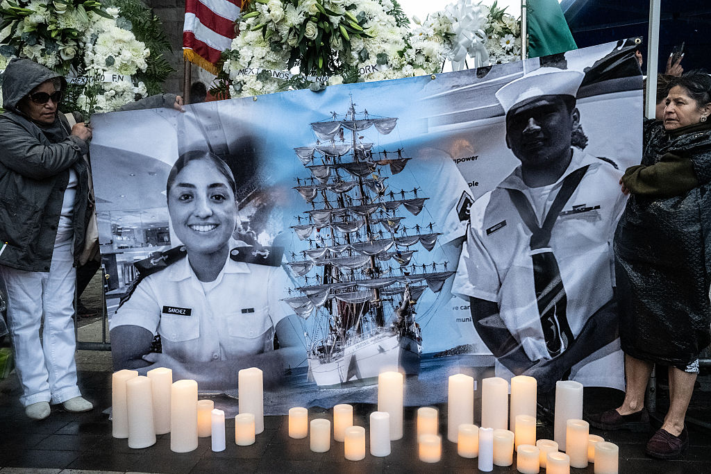 Fotos de los marinos fallecidos, en una vigilia en honor a los marinos muertos y heridos en el accidente del buque escuela el 21 de mayo de 2025, en Brooklyn, Nueva York. | Foto: Getty Images