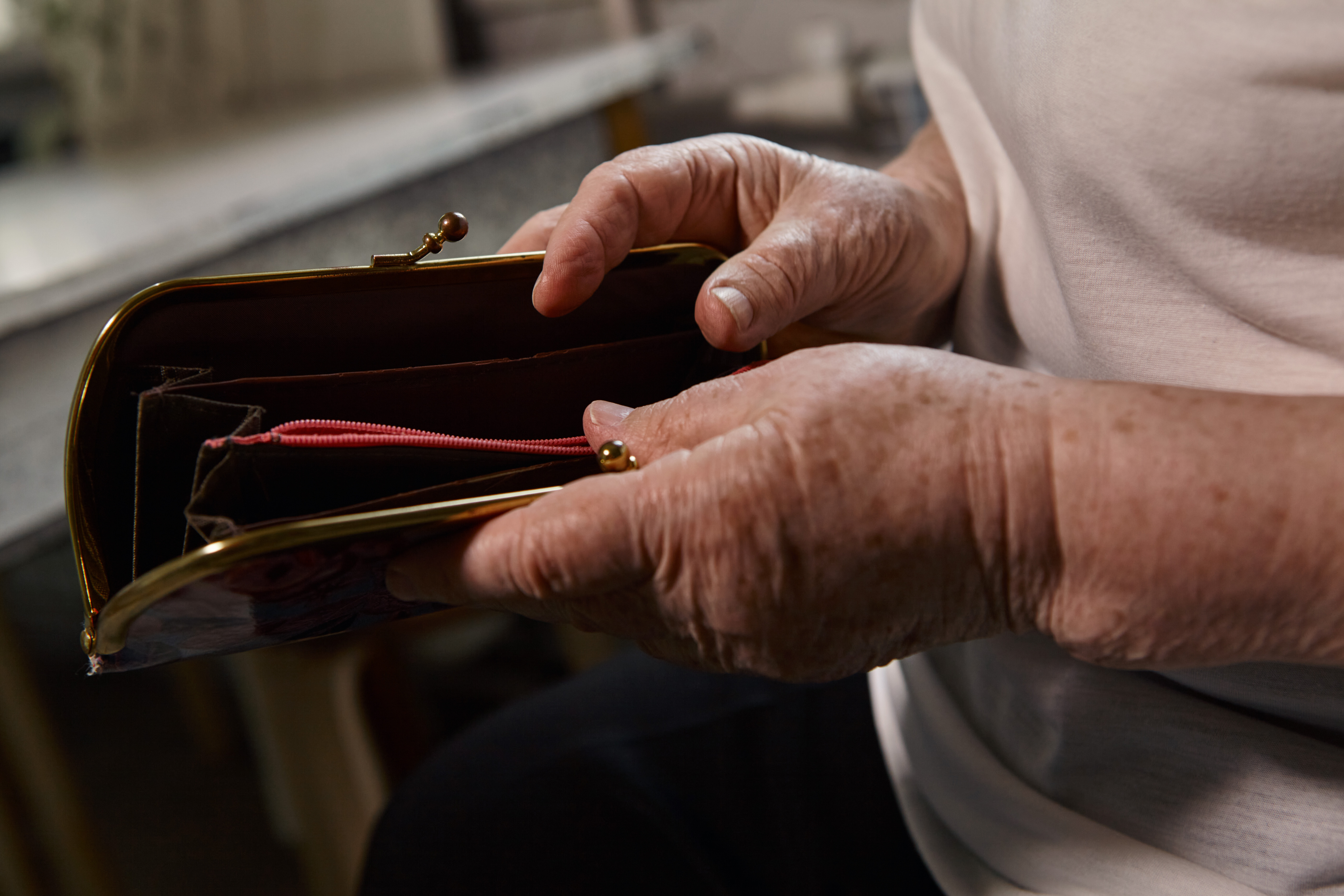 Una mujer mayor con una cartera vacía | Fuente: Shutterstock