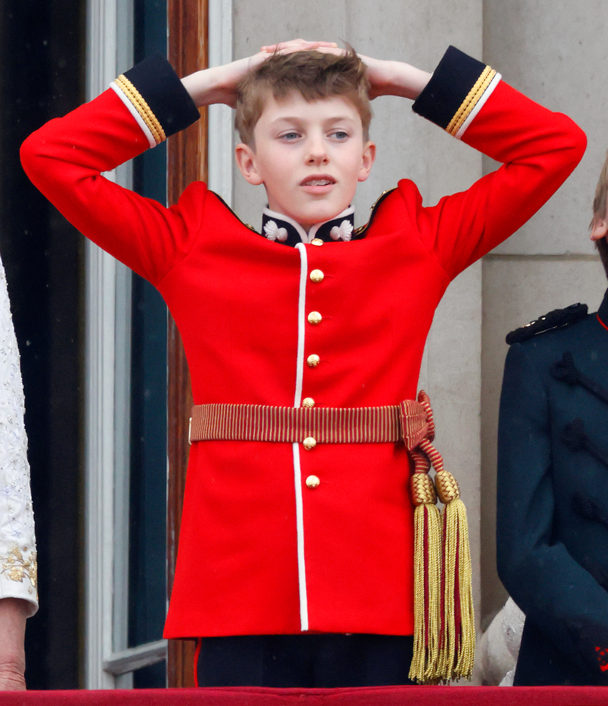 Freddy Parker Bowles en el Palacio de Buckingham tras el servicio de Coronación en la Abadía de Westminster en Londres, Inglaterra, el 6 de mayo de 2023. | Fuente: Getty Images
