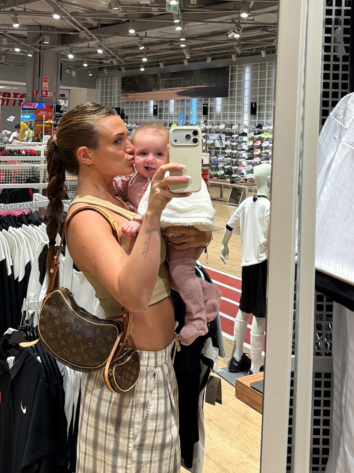 Cami Homs y su bebé, Aitana en una tienda | Fuente: Instagram/camihoms