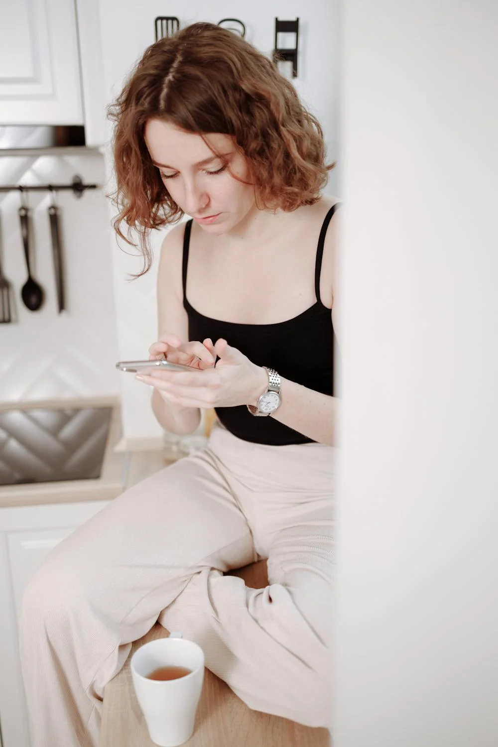 Una mujer escribiendo en su teléfono | Fuente: Pexels