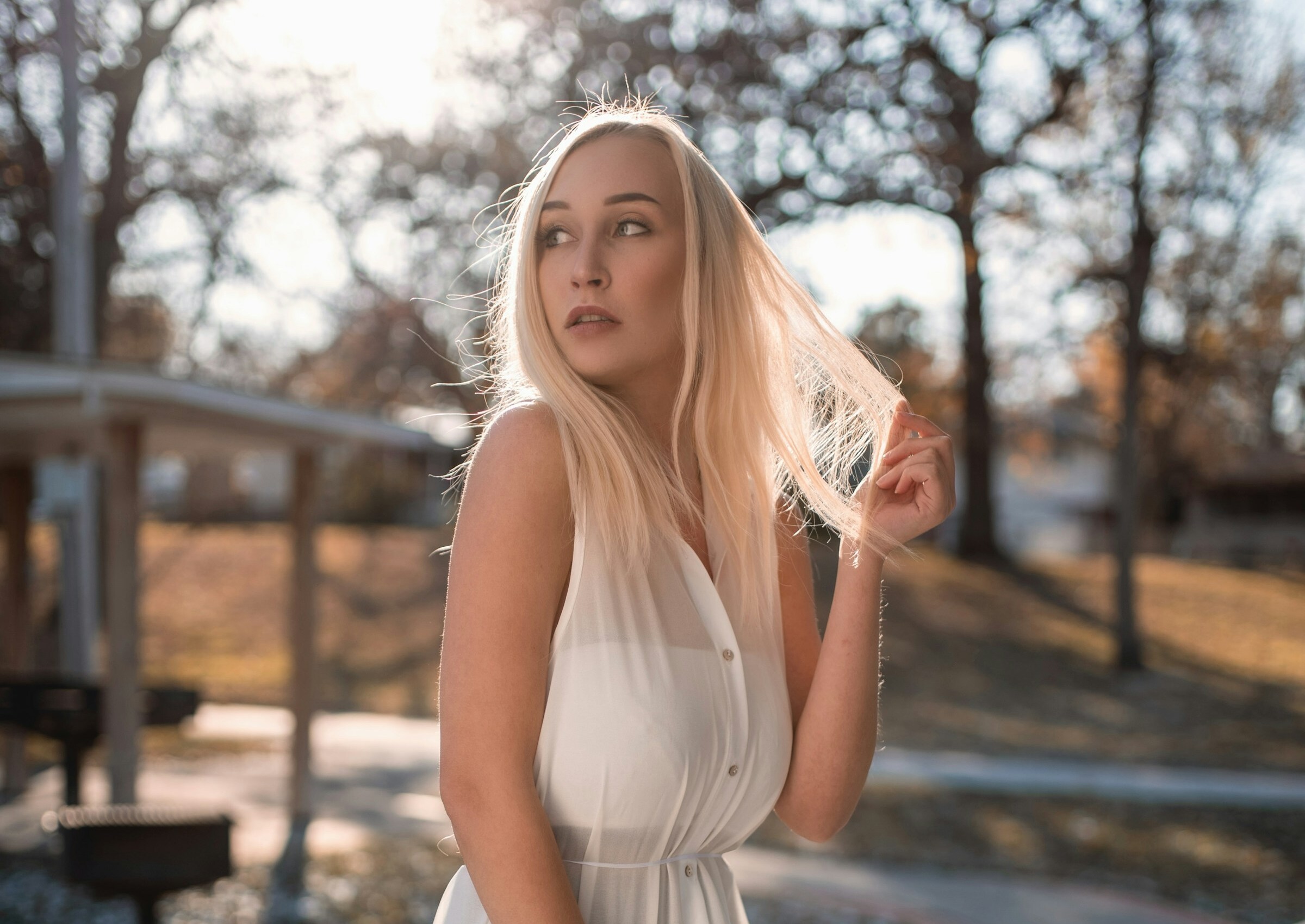 Una mujer bien vestida al aire libre con cara de disgusto | Fuente: Unsplash