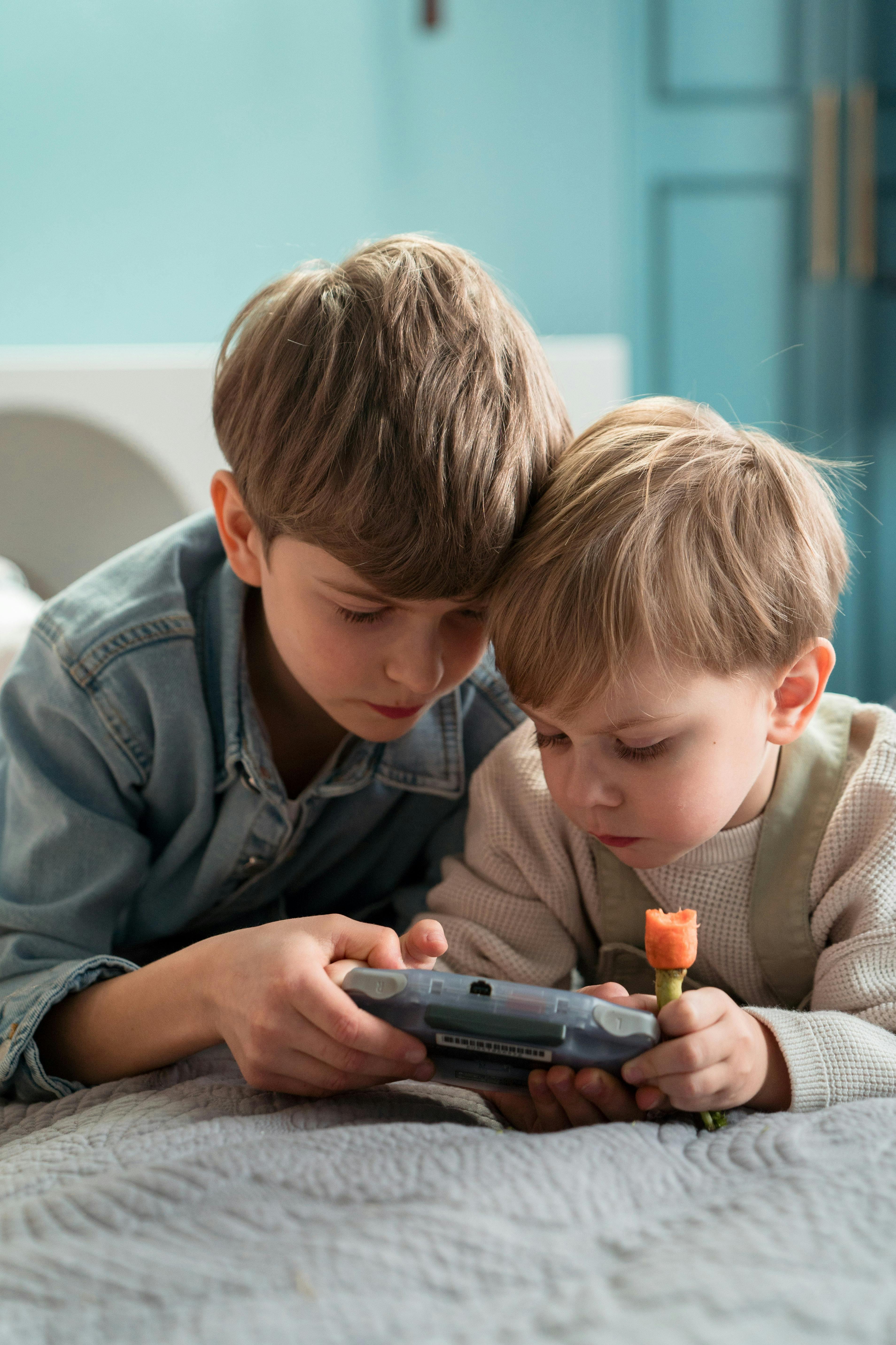 Dos niños jugando juntos | Fuente: Pexels
