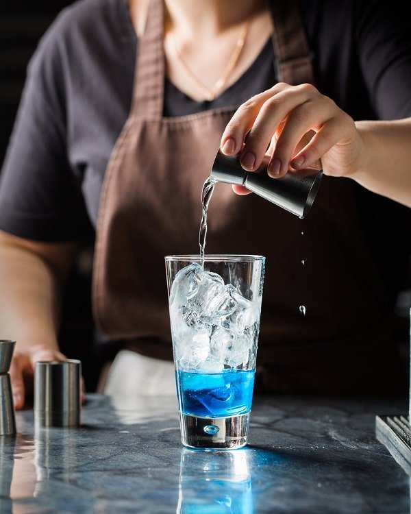 Camarero mezclando bebidas. |  Foto: Pexels