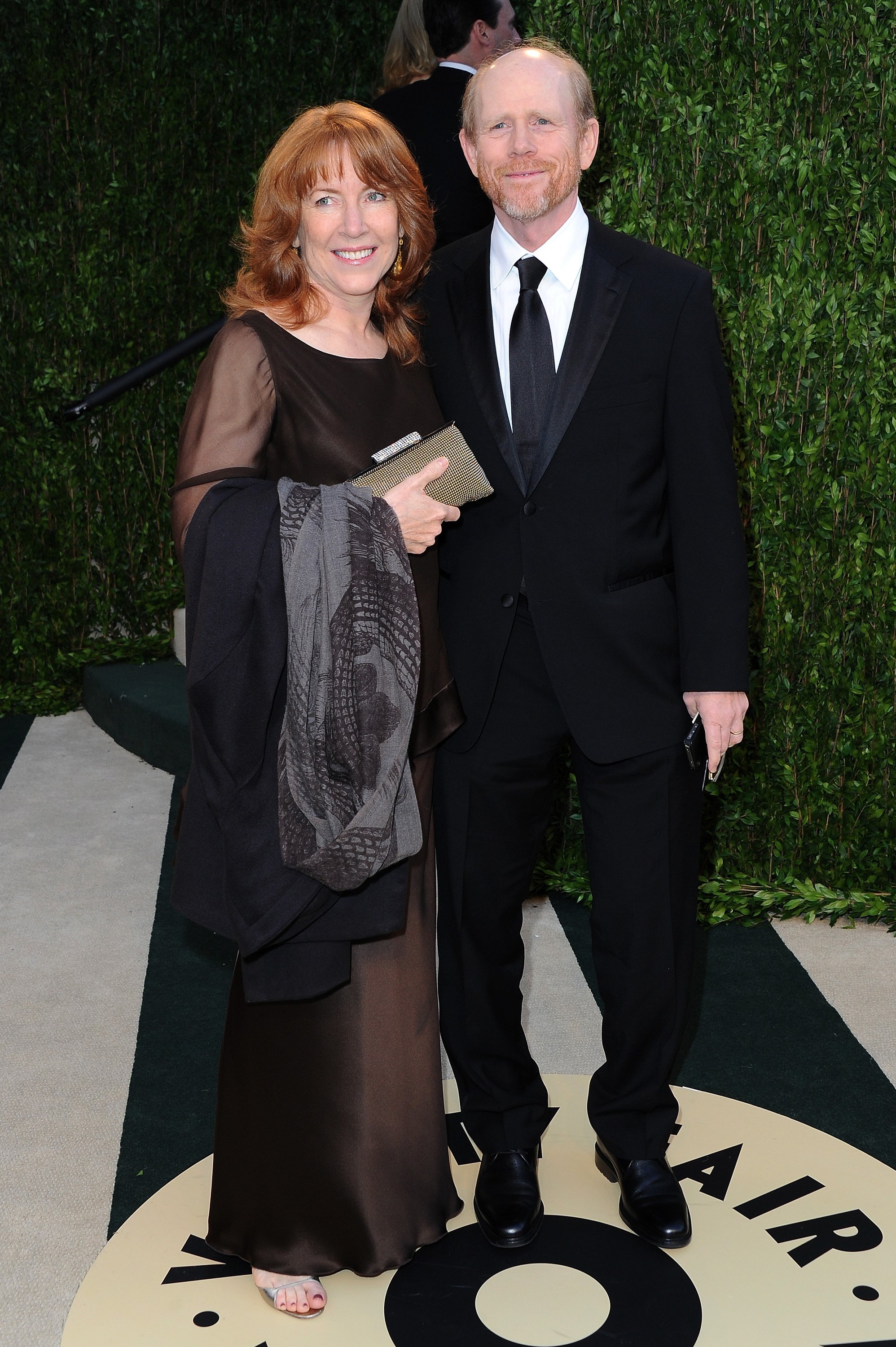Ron Howard y Cheryl Howard llegan a la fiesta de los Oscar de Vanity Fair presentada por Graydon Carter en Sunset Tower el 24 de febrero de 2013, en West Hollywood, California. | Foto: Getty Images