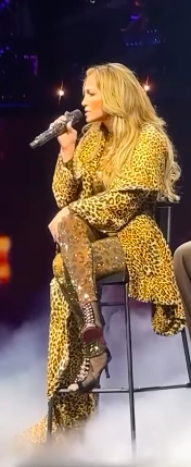 Jennifer Lopez cantando "If You Had My Love" con su abrigo de estampado de leopardo. | Fuente: Instagram/solangel