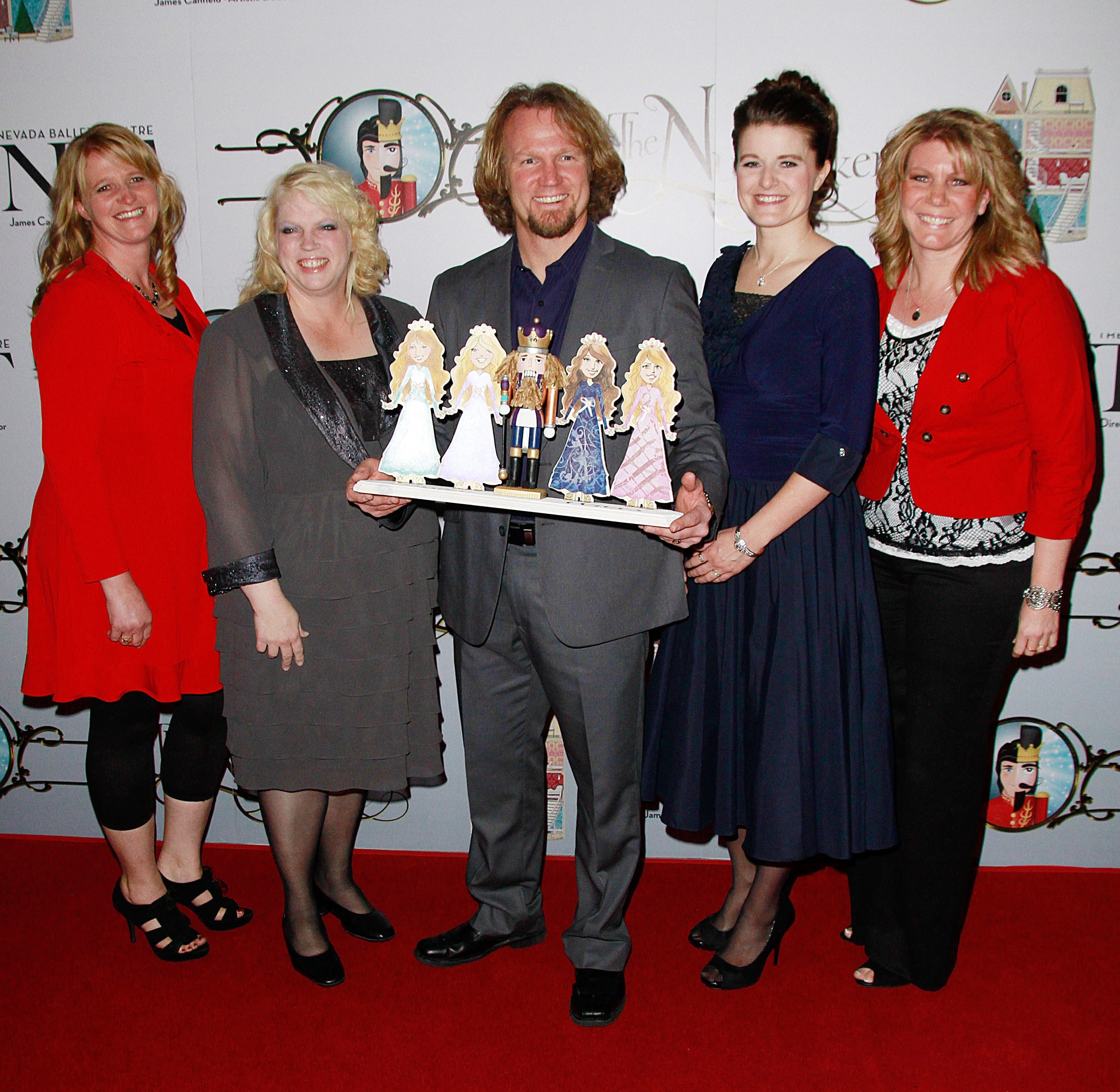 (De izq. a dcha.) Christine, Janelle, Kody, Robyn y Meri Brown asisten al estreno de la producción de "The Nutcracker" del Teatro de Ballet de Nevada el 15 de diciembre de 2012, en Las Vegas, Nevada. | Fuente: Getty Images