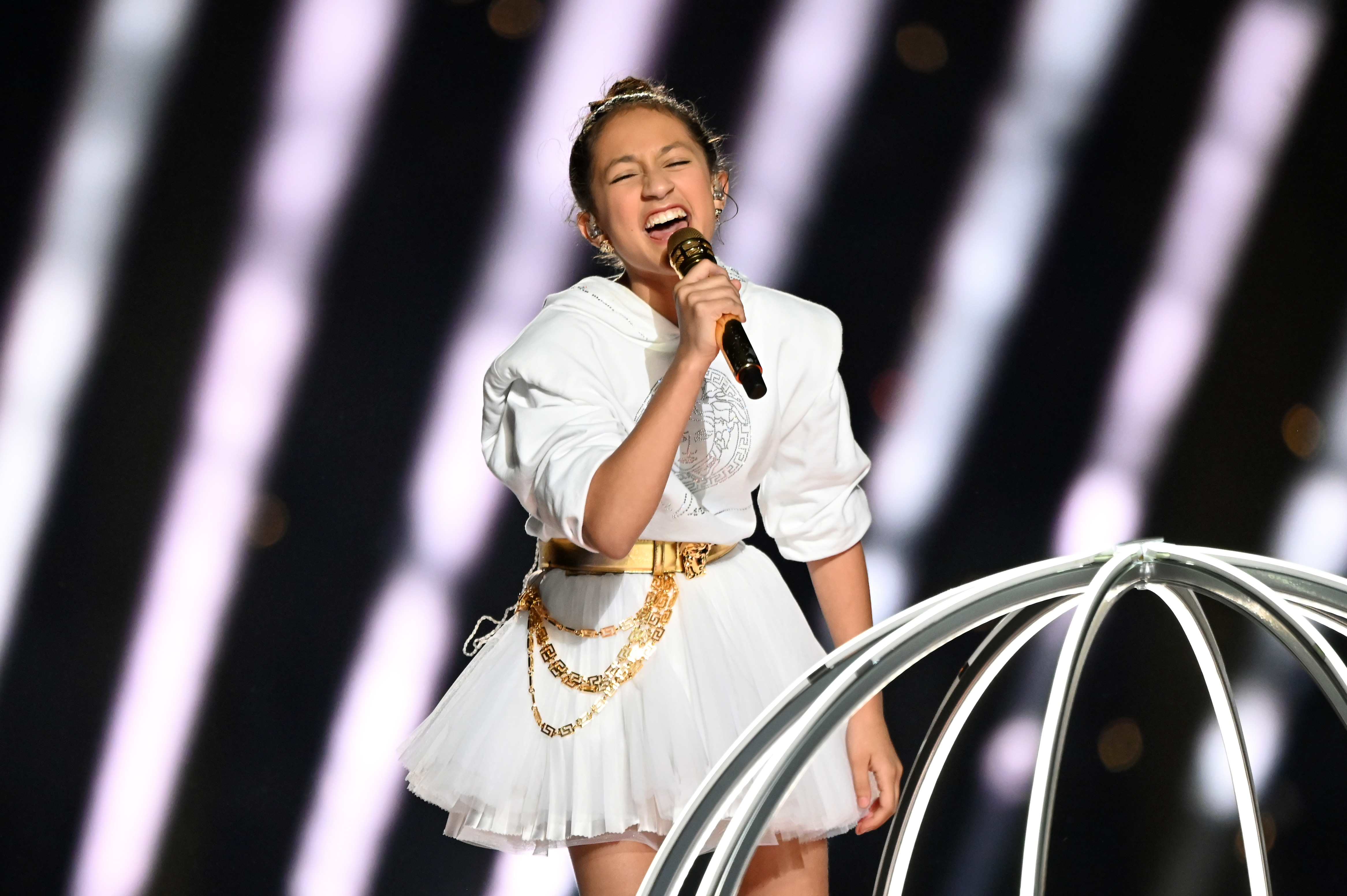 Emme Muñiz actuando en el Pepsi Super Bowl LIV Halftime Show en Miami, Florida, el 2 de febrero de 2020 | Foto: Getty Images