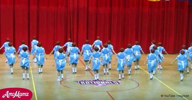 "Cocineras" de una escuela secundaria comienzan a bailar. Se dan la vuelta y la gente estalla en risa