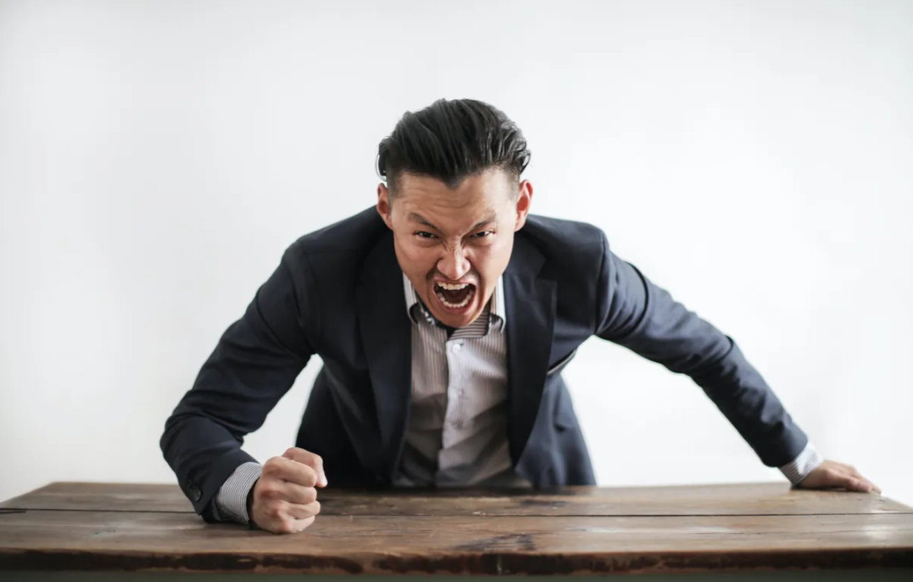 Un hombre enfadado gritando. | Foto: Pexels