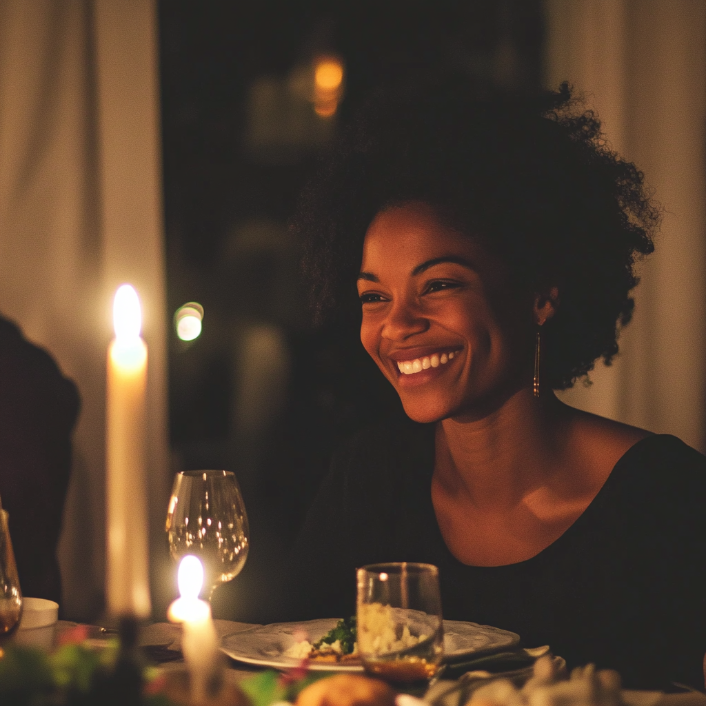 Una mujer sonriente en una mesa | Fuente: Midjourney