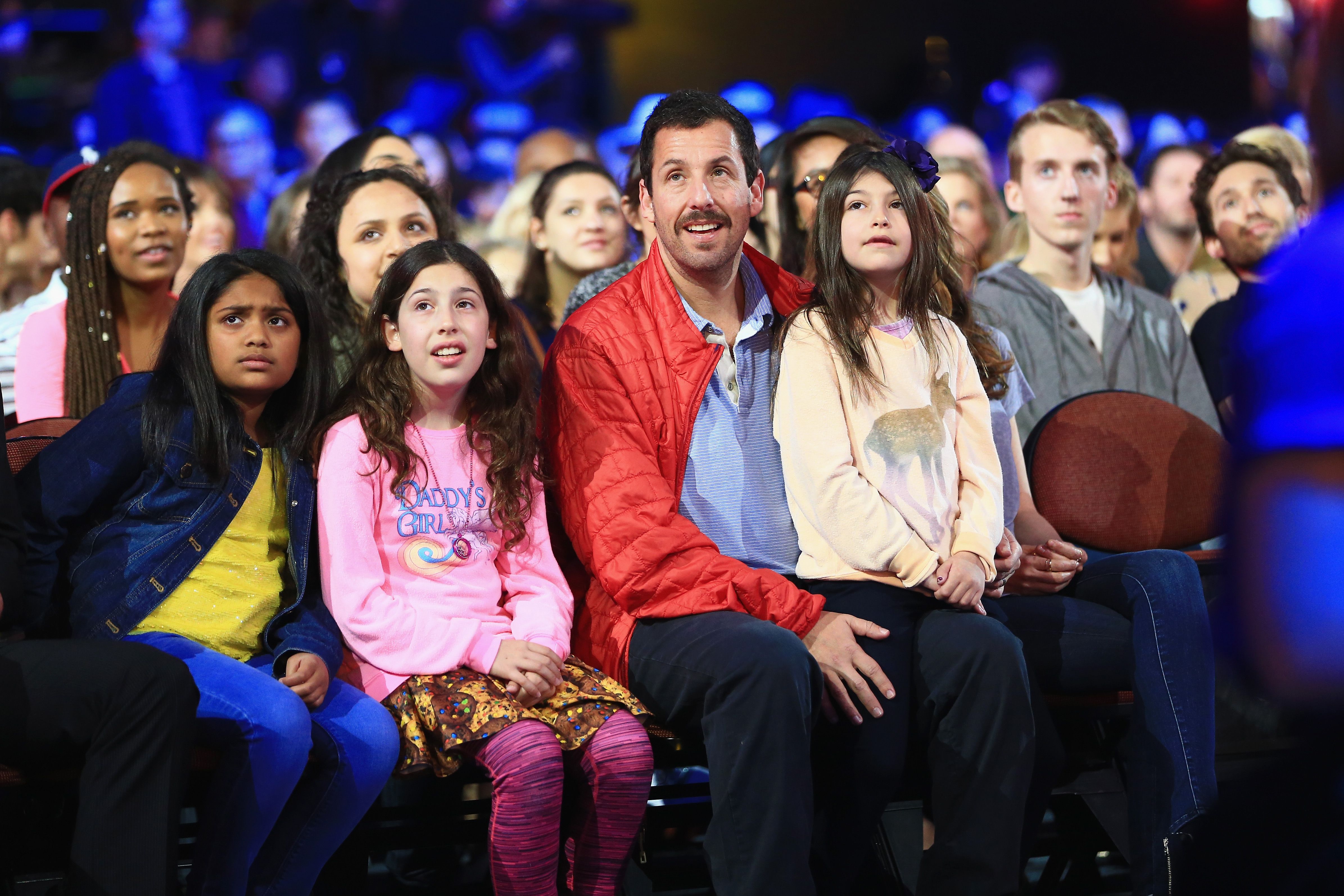 Adam Sandler, con sus hijas Sunny y Sadie Sandler en los premios Kids 'Choice Awards 2016 de Nickelodeon en California. | Foto: Getty Images