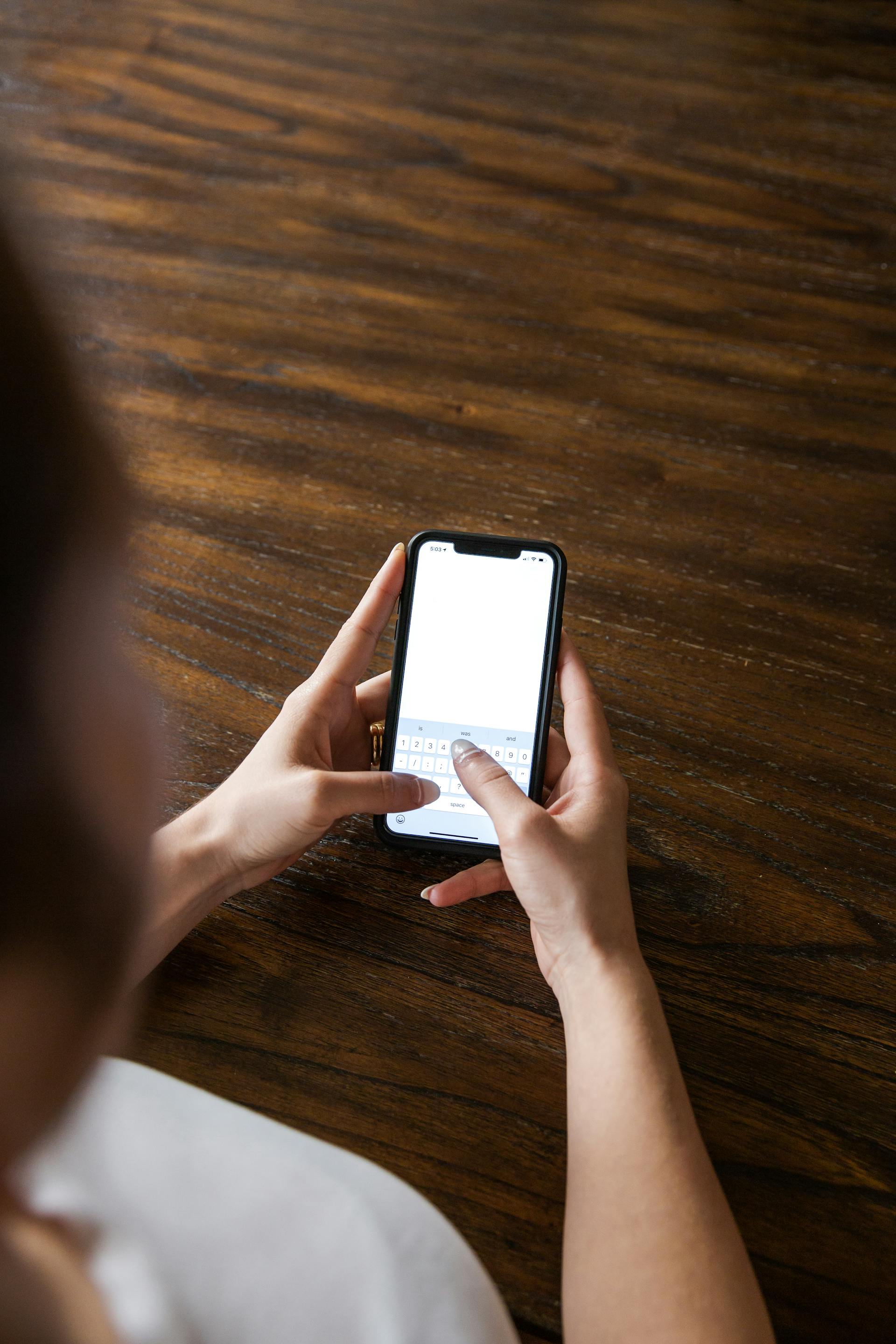 Una mujer tecleando un mensaje de texto | Fuente: Pexels