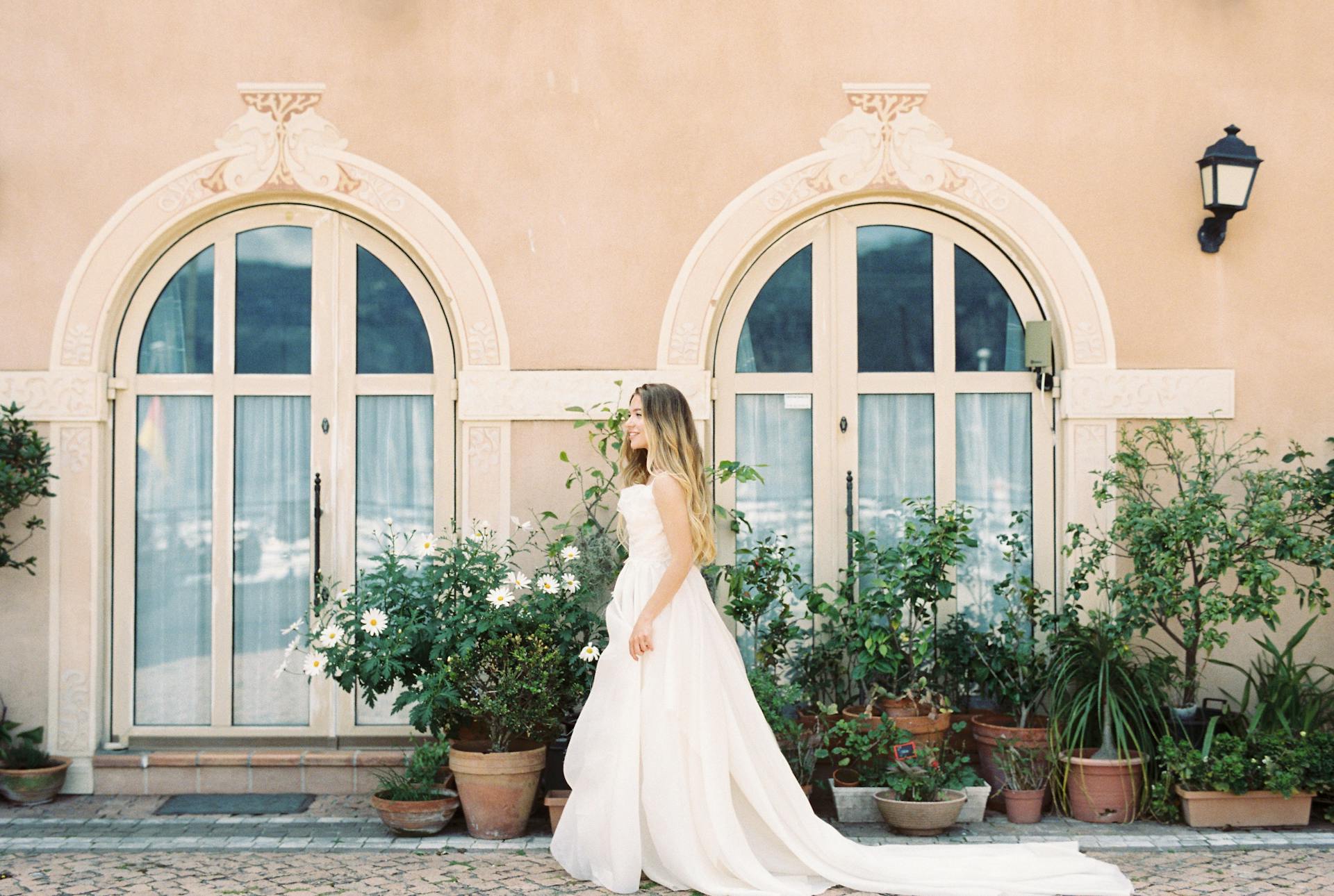 Una novia caminando por un patio | Fuente: Pexels
